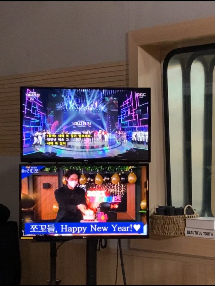 goshinwonmylove's tweet photo. Bamra ended a year ago and bamra pd sharing pictures and photos from behind the live 🥹😭💙 https://t.co/ETwA7BkToo