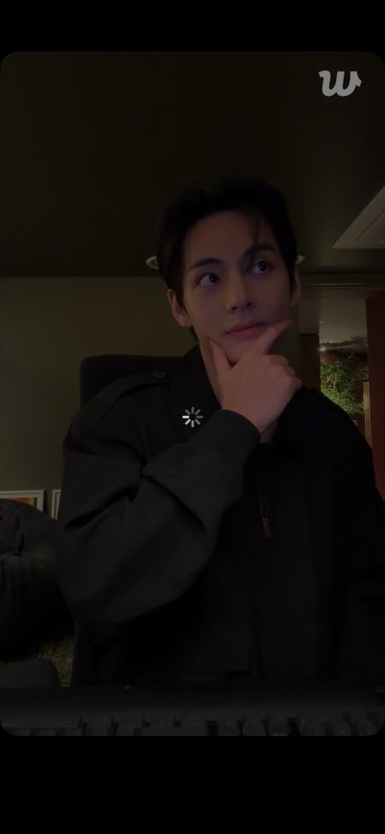 아..
보고싶어서켰고요
아미얼굴을볼순없지만얼굴을보여주려고켯어요
감동멘트날리시더니
이제갈게요!^^하고 ㅈㄴ인위적인포즈를마지막으로 떠나심 ㅅㅂ  안돼가지마