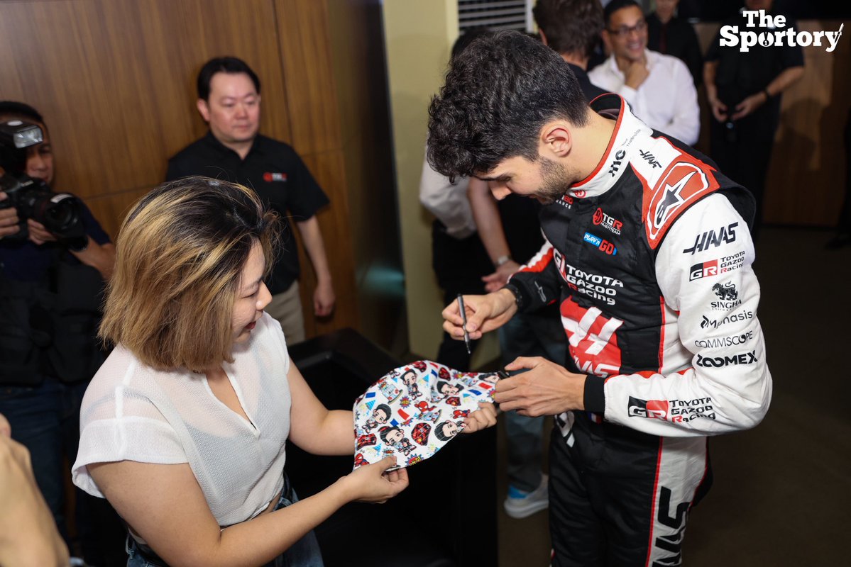 งานวันนี้เอสตี้มาในแนวพี่ใหญ่สุขุม ส่วนน้องหมีมาในแนวขี้เล่น โชว์มินิฮาร์ท ส่วนทางนี้ นั่งไกล แทบไม่เห็นอะไร ดีที่ตอนนักขับลงมาข้างเวที เอสตี้เหมือนจำนี่ได้เพราะหมวกที่ให้ที่บากู เค้าเลย พยายามเดินมาเซนต์หมวกให้ เอสตี้น่ารักกะแฟนๆเสมอ