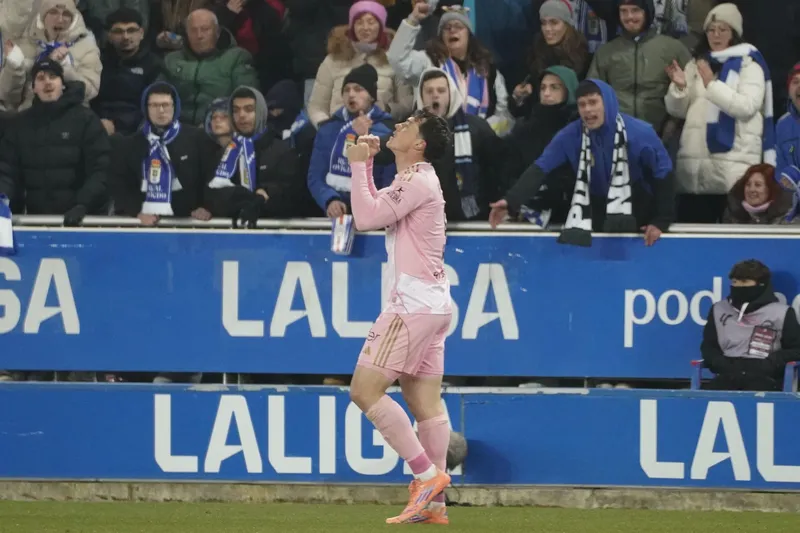 INCREÍBLE EL PARTIDO DEL CARBAYÓN EN <a href="/LaLiga/">LALIGA</a> 🇪🇸:
<a href="/RealOviedo/">Real Oviedo</a> de Guillermo Almada 🇺🇾 ganaba 2-0 ante Real Sociedad.
La Reala se lo remonta y el Carbayón lo vuelve a empatar 3-3.
Doblete de Federico Viñas 🇺🇾 y partido para enmarcar de Nicolás Fonseca 🇺🇾 como titular en el Oviedo.