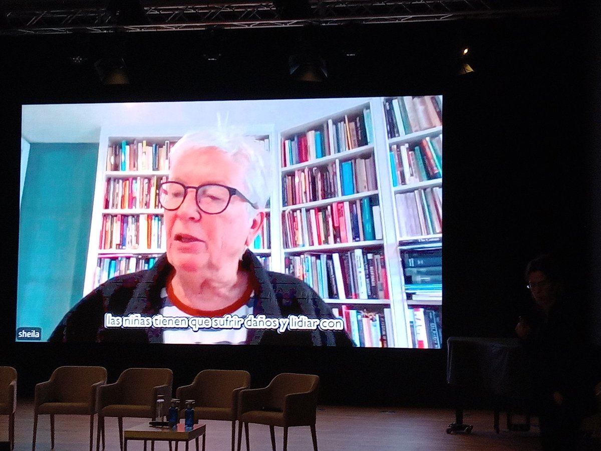 Iniciamos la tarde con la escritora y activista feminista lesbiana radical Sheila Jeffreys y su ponencia online 'Pornografía y violencia contra mujeres y niñas en la escuela'. En ella, hablará de la creciente hostilidad hacia las mujeres y las niñas entre los escolares y