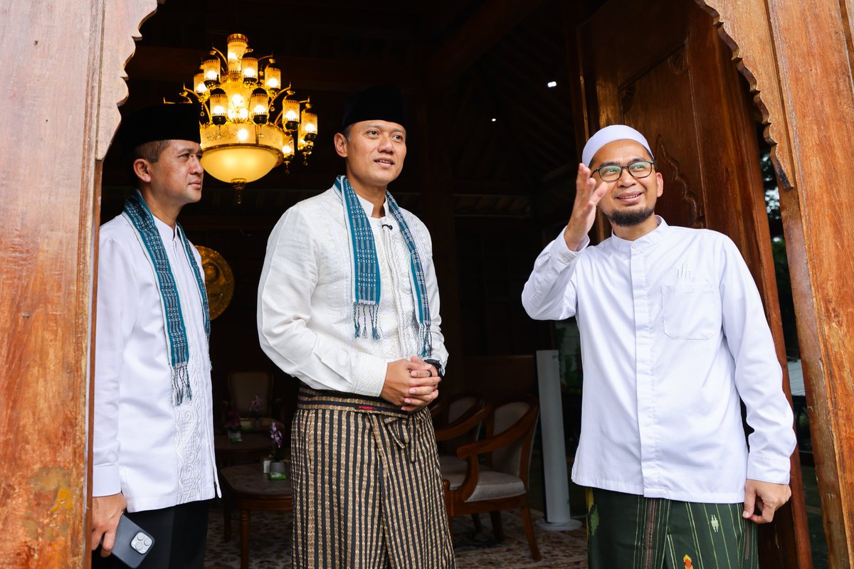 AgusYudhoyono's tweet photo. Sabtu pagi ini (21/2), di bulan suci Ramadan yang penuh keberkahan, saya dan Menteri Transmigrasi Bapak Iftitah Sulaiman berkesempatan bersilaturahim ke Mahad Islam Rafiah Akhyar (MIRA) Institute di Pandeglang, Banten. Sebuah kehormatan dapat hadir langsung di lingkungan pendidikan yang insyaAllah menjadi ‘Center of Excellence’ dalam mencetak ulama-ulama masa depan Indonesia.

Di bawah asuhan Ustadz Adi Hidayat, MIRA bukan sekadar lembaga pendidikan, tetapi rumah penempaan karakter, intelektual, dan integritas. Dari sekitar 1.000 pendaftar, hanya kurang lebih 40 santri-santriwati yang diterima (±4%). Ini menunjukkan komitmen kuat menjaga kualitas.

Saya menyaksikan para santri melantunkan ayat suci Al-Qur’an dengan penghayatan yang mendalam. Mereka tidak hanya dibekali ilmu agama, tetapi juga wawasan relevan dengan tantangan zaman serta kesiapan fisik dan keterampilan seperti berkuda dan memanah. Keseimbangan antara kecerdasan intelektual dan kekuatan karakter inilah yang dibutuhkan bangsa.

Lingkungannya hijau, asri, bersih, dengan fasilitas kelas, asrama, ruang makan, dan sarana olahraga yang mumpuni. Saya katakan ini bisa menjadi ‘role model’, bukan hanya untuk Indonesia tetapi juga dunia. Karena pendidikan berkualitas membutuhkan fondasi yang kuat, dan sumber daya manusia adalah aset terpenting bangsa.

Secara pribadi, saya mendapatkan motivasi dan pencerahan langsung dari Ustadz Adi Hidayat. Nasihat beliau menyejukkan hati dan menguatkan langkah: ketika perjuangan terasa berat, niatkan sebagai ibadah dan pengabdian. Ujian akan mengokohkan, bukan melemahkan.

Saya semakin meyakini, jika Umaro dekat dengan Ulama dan bersinergi dalam kolaborasi yang kokoh, insyaAllah solusi untuk bangsa akan semakin kuat kita hadirkan.

Terima kasih kepada Ustadz Adi Hidayat dan keluarga besar MIRA Institute atas sambutannya. Semoga MIRA Institute semakin maju, sukses, dan terus mencetak generasi unggul bagi Indonesia dan dunia.