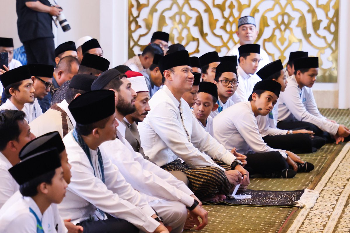 AgusYudhoyono's tweet photo. Sabtu pagi ini (21/2), di bulan suci Ramadan yang penuh keberkahan, saya dan Menteri Transmigrasi Bapak Iftitah Sulaiman berkesempatan bersilaturahim ke Mahad Islam Rafiah Akhyar (MIRA) Institute di Pandeglang, Banten. Sebuah kehormatan dapat hadir langsung di lingkungan pendidikan yang insyaAllah menjadi ‘Center of Excellence’ dalam mencetak ulama-ulama masa depan Indonesia.

Di bawah asuhan Ustadz Adi Hidayat, MIRA bukan sekadar lembaga pendidikan, tetapi rumah penempaan karakter, intelektual, dan integritas. Dari sekitar 1.000 pendaftar, hanya kurang lebih 40 santri-santriwati yang diterima (±4%). Ini menunjukkan komitmen kuat menjaga kualitas.

Saya menyaksikan para santri melantunkan ayat suci Al-Qur’an dengan penghayatan yang mendalam. Mereka tidak hanya dibekali ilmu agama, tetapi juga wawasan relevan dengan tantangan zaman serta kesiapan fisik dan keterampilan seperti berkuda dan memanah. Keseimbangan antara kecerdasan intelektual dan kekuatan karakter inilah yang dibutuhkan bangsa.

Lingkungannya hijau, asri, bersih, dengan fasilitas kelas, asrama, ruang makan, dan sarana olahraga yang mumpuni. Saya katakan ini bisa menjadi ‘role model’, bukan hanya untuk Indonesia tetapi juga dunia. Karena pendidikan berkualitas membutuhkan fondasi yang kuat, dan sumber daya manusia adalah aset terpenting bangsa.

Secara pribadi, saya mendapatkan motivasi dan pencerahan langsung dari Ustadz Adi Hidayat. Nasihat beliau menyejukkan hati dan menguatkan langkah: ketika perjuangan terasa berat, niatkan sebagai ibadah dan pengabdian. Ujian akan mengokohkan, bukan melemahkan.

Saya semakin meyakini, jika Umaro dekat dengan Ulama dan bersinergi dalam kolaborasi yang kokoh, insyaAllah solusi untuk bangsa akan semakin kuat kita hadirkan.

Terima kasih kepada Ustadz Adi Hidayat dan keluarga besar MIRA Institute atas sambutannya. Semoga MIRA Institute semakin maju, sukses, dan terus mencetak generasi unggul bagi Indonesia dan dunia.