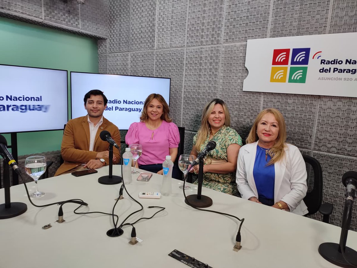 rnpy920am's tweet photo. Ya estamos #InvestigandoDeUNA, de 12 a 14 . Hoy hablamos del Proyecto + Arandu, Mujeres de Valor con nuestras invitadas la🗣️Dra. María Cabral, CEO fundadora,🗣️Ana Maidana, Pdta. de APEP y la 🗣️Dra. Soledad Cardozo, vicerrectora de UNIDA 

📻#920AM 
📺15.2 
📺@ParaguayTVHD https://t.co/oK2aax6IqR