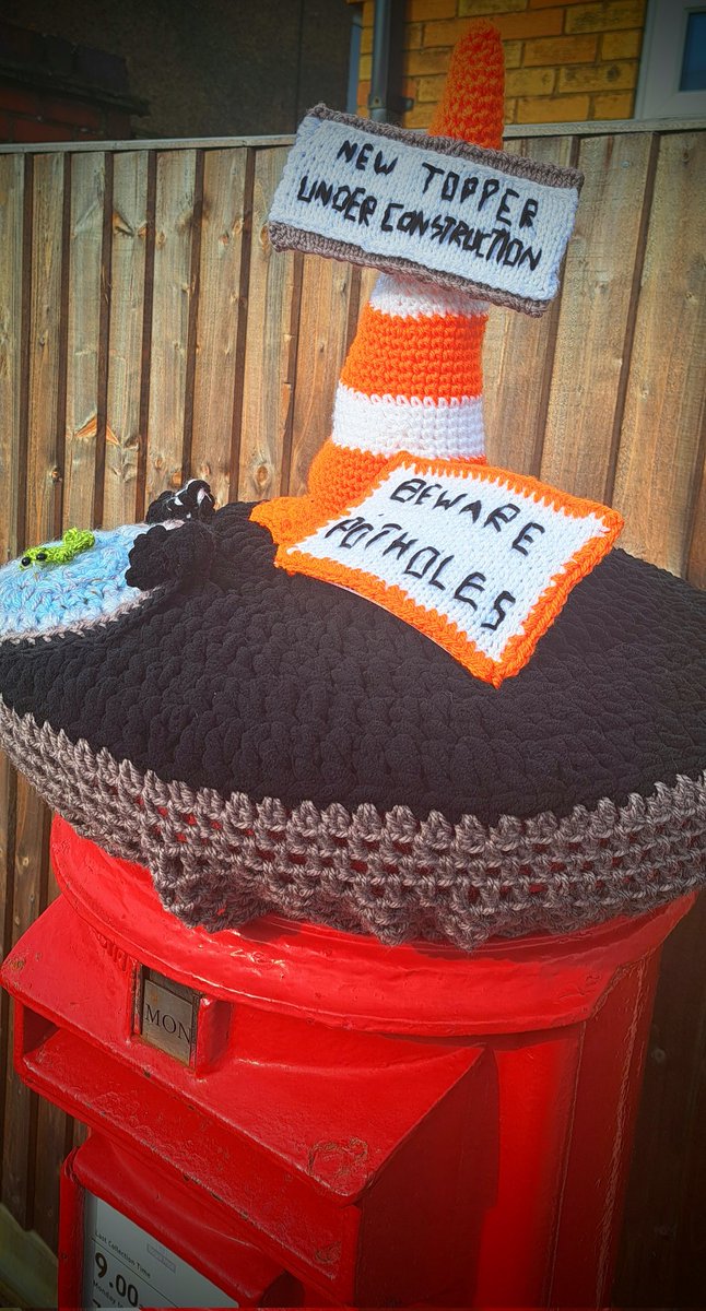 🚧 my 'under construction' topper is out, with a little nod to the pothole situation most of us are dealing with🚧

#postboxsaturday 
#yarnart