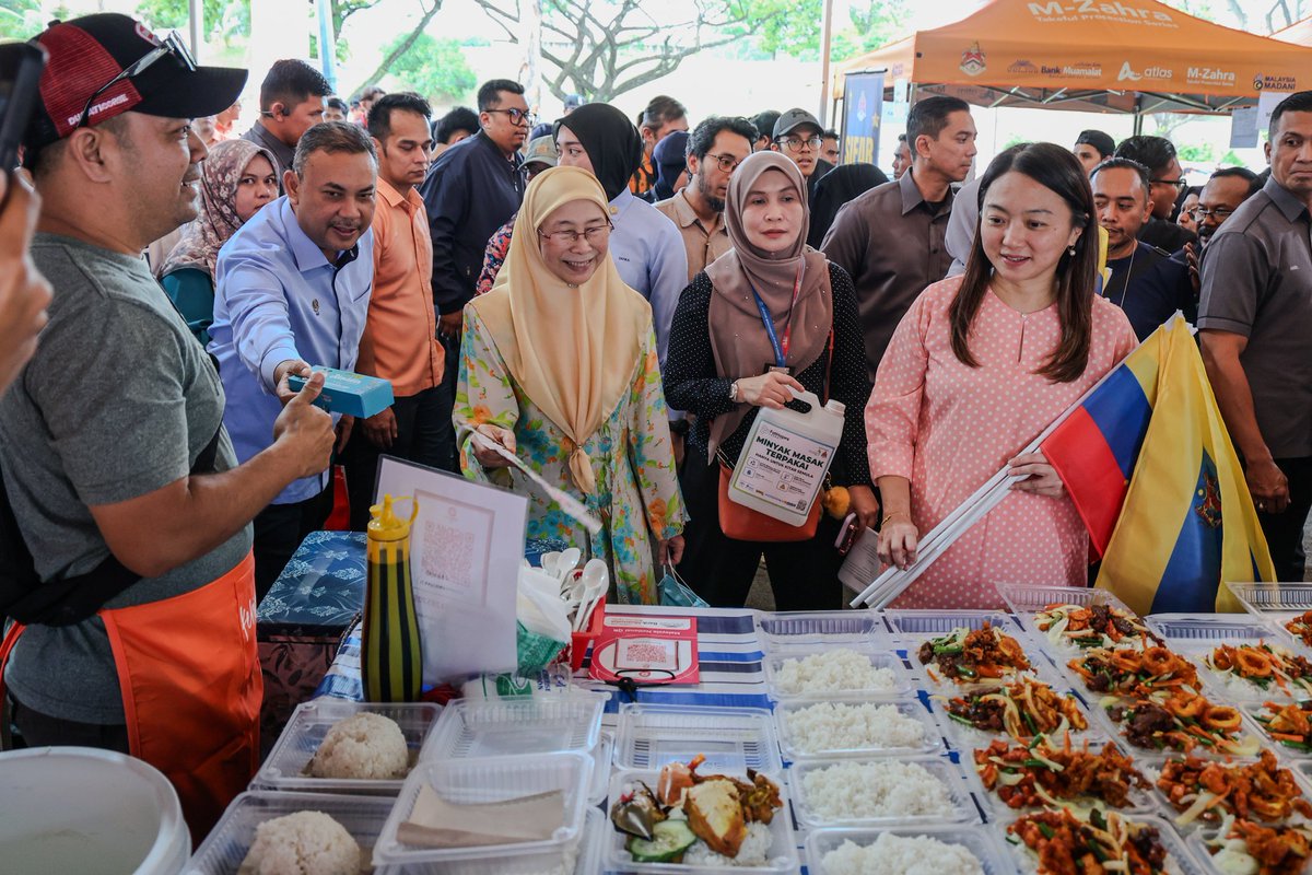 AzmanAbidinOffc's tweet photo. Alhamdulillah berpeluang mengiringi YB Dato' Seri Dr Wan Azizah Dr Wan Ismail, Ahli Parlimen Bandar Tun Razak ke tinjauan Bazar Ramadan Rahmah (BRR) Taman Tasik Permaisuri. https://t.co/SvhH0lHMGz