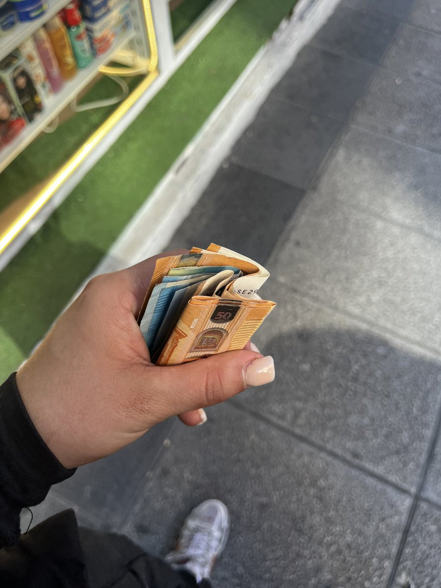 Fendydy4's tweet image. Un imbecil me ha dado lo que tenía en su cartera 250 y se ha ido con la cabeza agachada, el próximo serás tú.