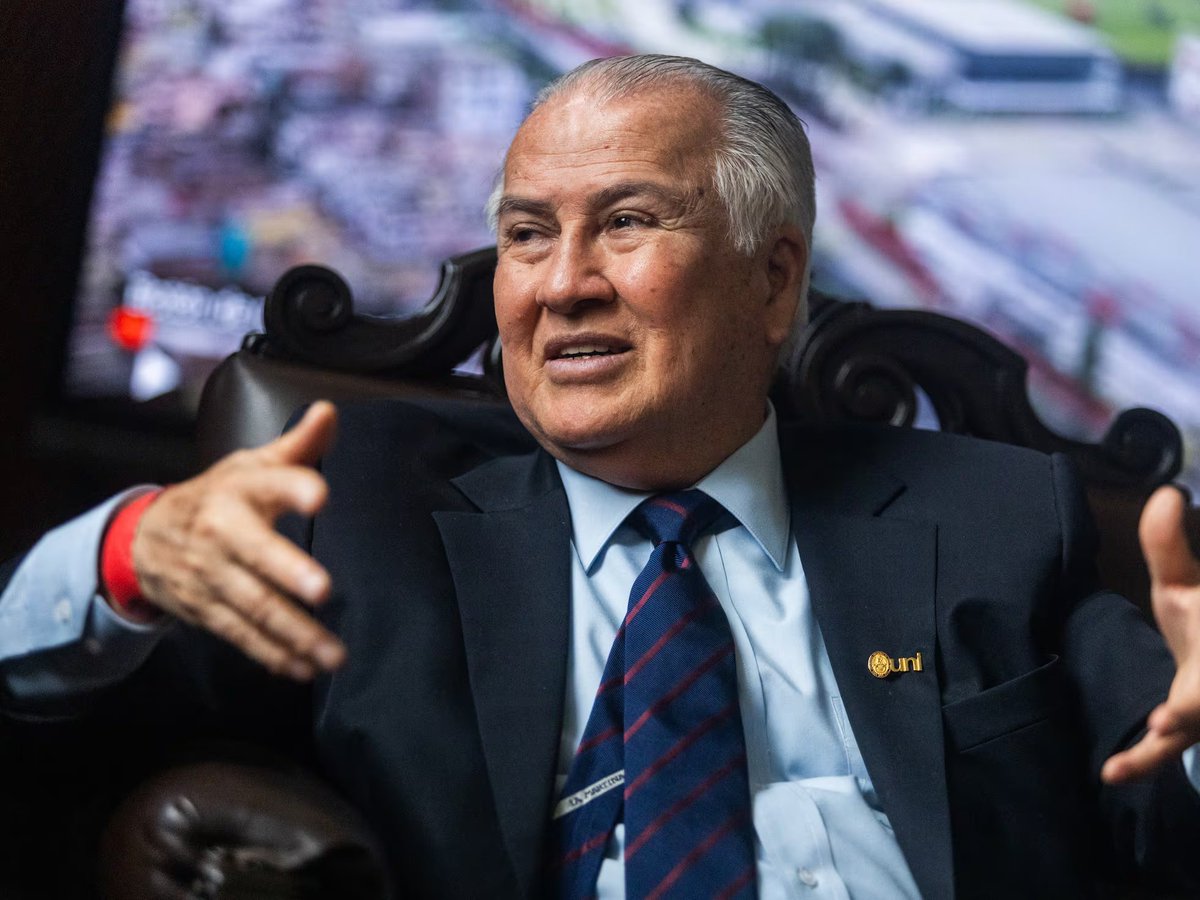 A ver, a ver... Aclaremos el cerebro de los progres. Alfonso López Chau nunca en su vida ha sido más que un burócrata mediocre. No ha hecho NADA que pueda mostrar como logro personal. Se hizo famoso por darles cobijo a los terrucos que vinieron del sur a joder a Lima llorando por