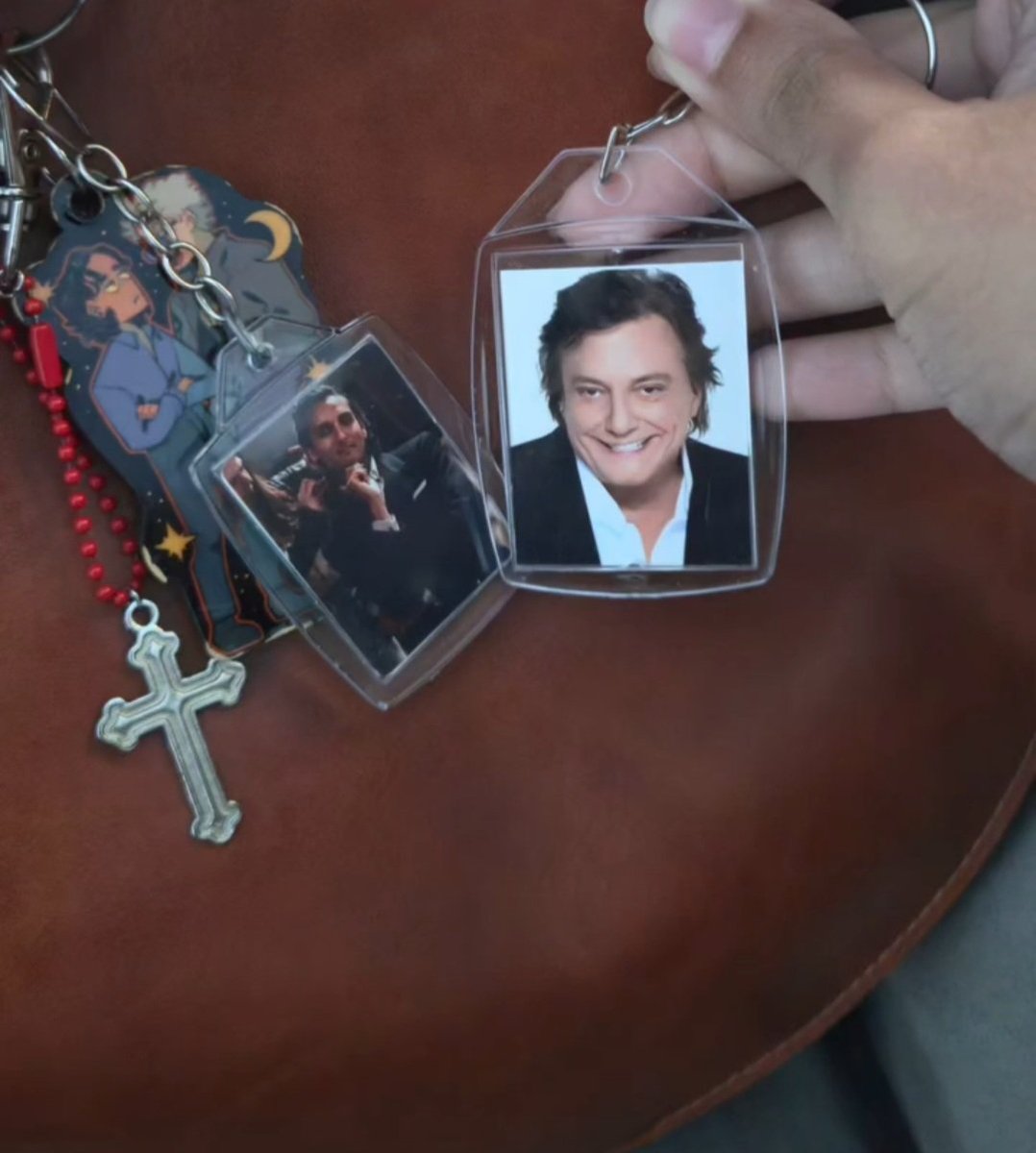 definitlyoasis's tweet image. RT @leswiftat: serio acho o maximo q minha avó viu meu chaveiro do armand e quis um igual do fabio junior