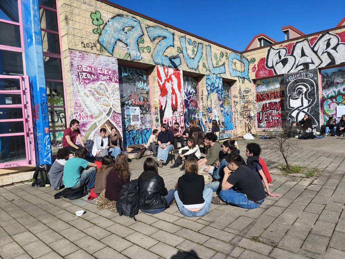 Leioatik's tweet photo. 📸| Hona hemen azken aste hauetan Leioako kanpuseko ikasleak @IASozialista -ak otsailaren 26an deitutako mobilizazioari begira egin duten lana komite eta asanbladetan, hemen argazki batzuk. https://t.co/h7jPa3VdCM