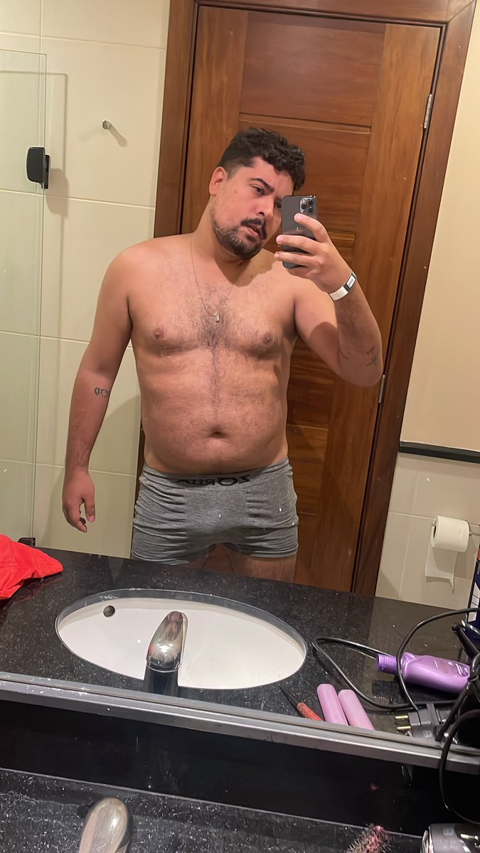 fatos inúteis sobre mim  

altura: 1,78
tamanho q calço: 44/45
sexualidade: homossexual 
aniversário: 27/04
comida fav: frutos do mar 
filme fav: interestelar/anastasia/franquia panico
serie fav: satc/younger/being erica
animal preferido: cachorro