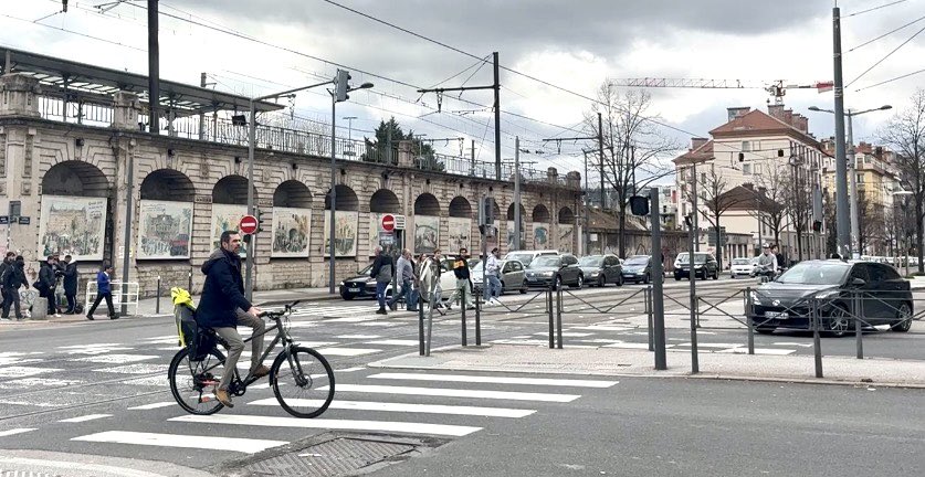 bembelly's tweet photo. 🗣️Coucou les #fachos👋🏽 Vous ne vous imaginez quand même pas qu’on allait s’enfermer chez nous par un si beau temps hein⁉️😎 #Maniffacho #NousMemePasPeur #PlaceBellecour #SaxeGambetta  #JeanMacé https://t.co/e3HE0mD5MF