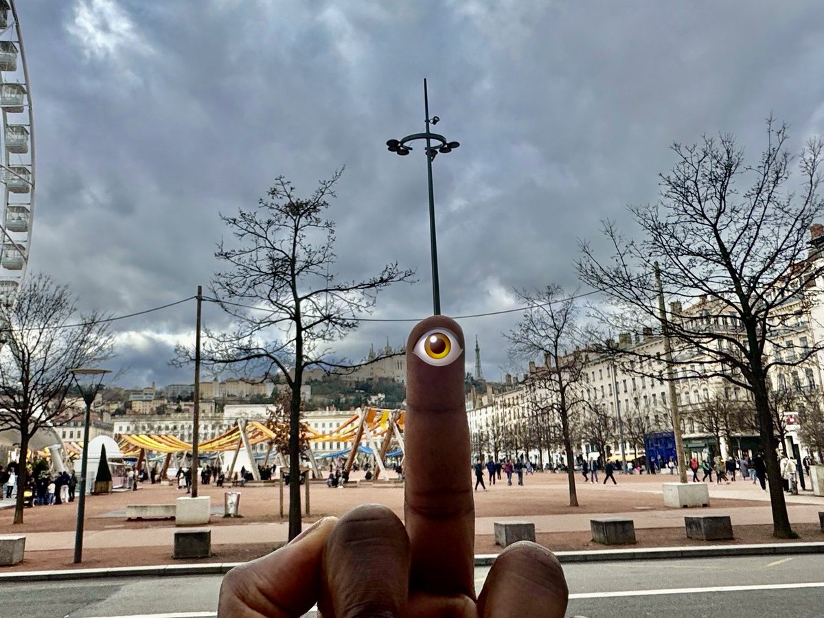 bembelly's tweet photo. 🗣️Coucou les #fachos👋🏽 Vous ne vous imaginez quand même pas qu’on allait s’enfermer chez nous par un si beau temps hein⁉️😎 #Maniffacho #NousMemePasPeur #PlaceBellecour #SaxeGambetta  #JeanMacé https://t.co/e3HE0mD5MF