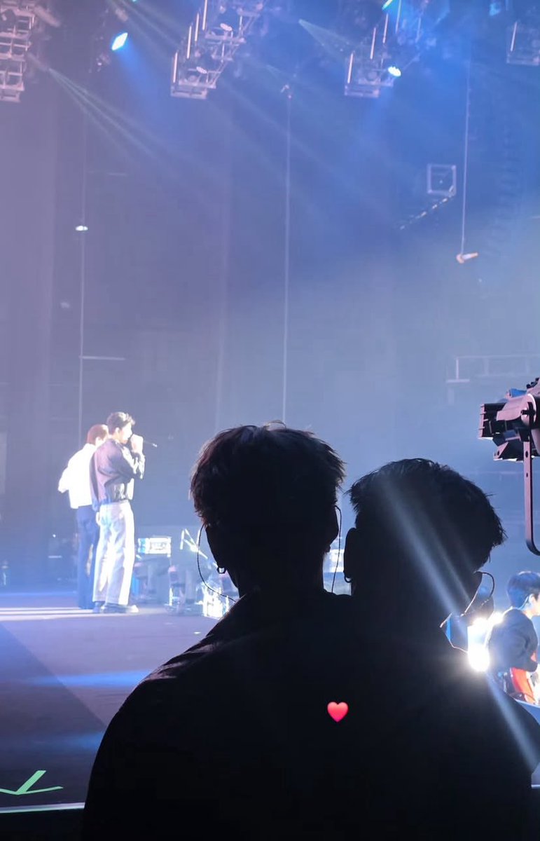 MahasiswaPeraya's tweet photo. BACK HUG??????😭🤸🏻‍♂️😭🤸🏻‍♂️😭🤸🏻‍♂️😭🤸🏻‍♂️😭🤸🏻‍♂️😭🤸🏻‍♂️🫵🏻😭🤸🏻‍♂️🫵🏻😭🤸🏻‍♂️😭🫵🏻

KRISTSINGTO AT TOKYO D2

#GMMTVFANFEST2026JP 
#KristSingto #คริสสิงโต https://t.co/15bUoqdnoK