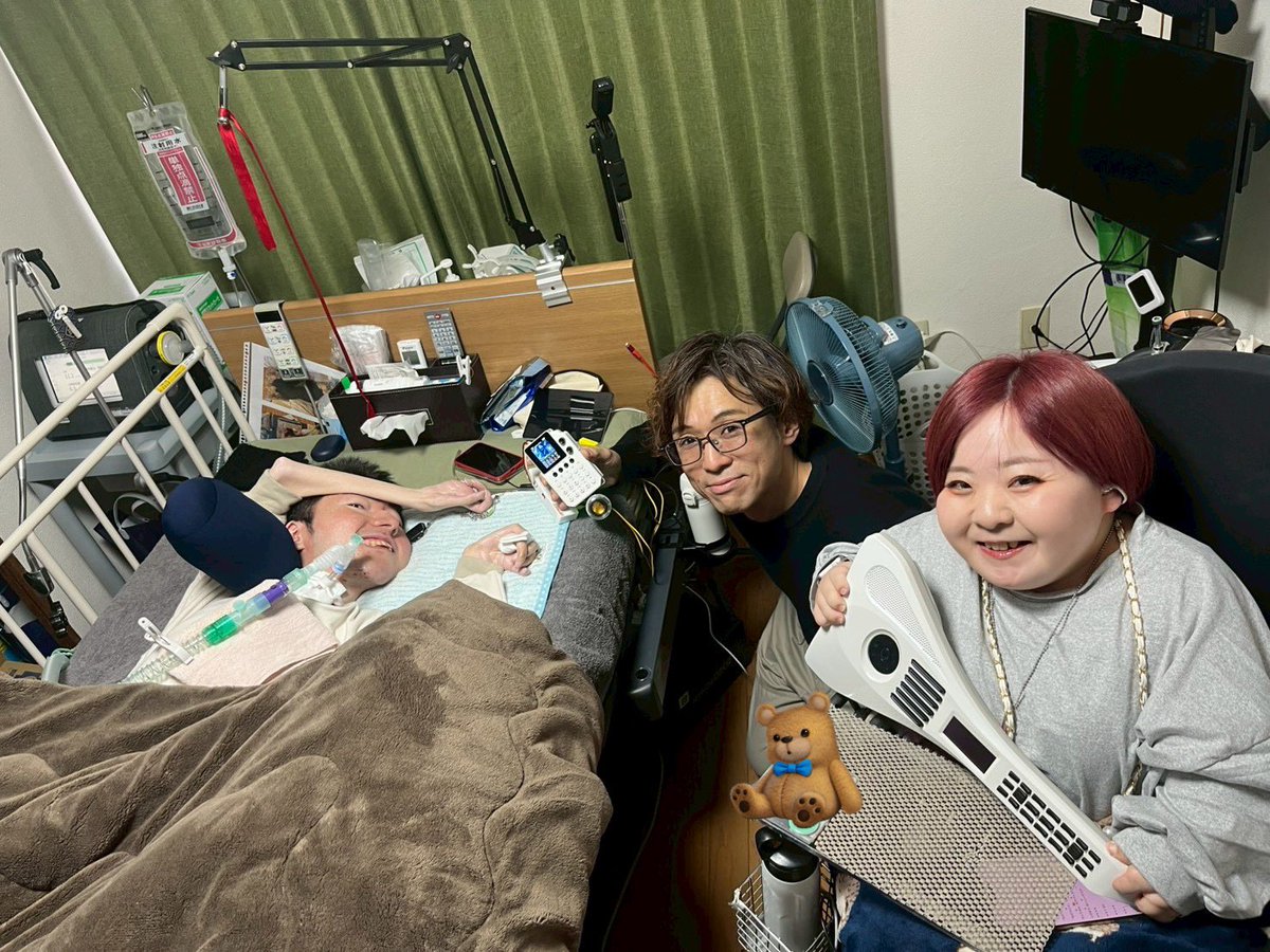 laugh_y_ssw's tweet photo. 今日は素敵な出会いがありました🥳✨

私が使わせてもらってる電子楽器、インスタコードの開発者・ゆーいちさん（@insta_chord )と、
呼吸器ユーザーのウッディさん（@meriodasu_3618 ）！！！

ゆーいちさんにはずっと感謝を伝えたかったので、直接ご挨拶が出来て、しかもオリジナル曲の「サラダ」を直接お届けできて幸せでした！✨しかも口ずさんでくださってて感激です😭💓

ウッディさんはXのフォロワーさん2万人もいるインフルエンサーさん！！！
以前から活動は拝見させて頂いてました！今日はお会いできて嬉しかったです🥰

2人ともありがとうございました！！
今後ともよろしくお願いします✨✨✨

 #インスタコード   #ゆーいちさん  #ウッディさん  #おりせらふ