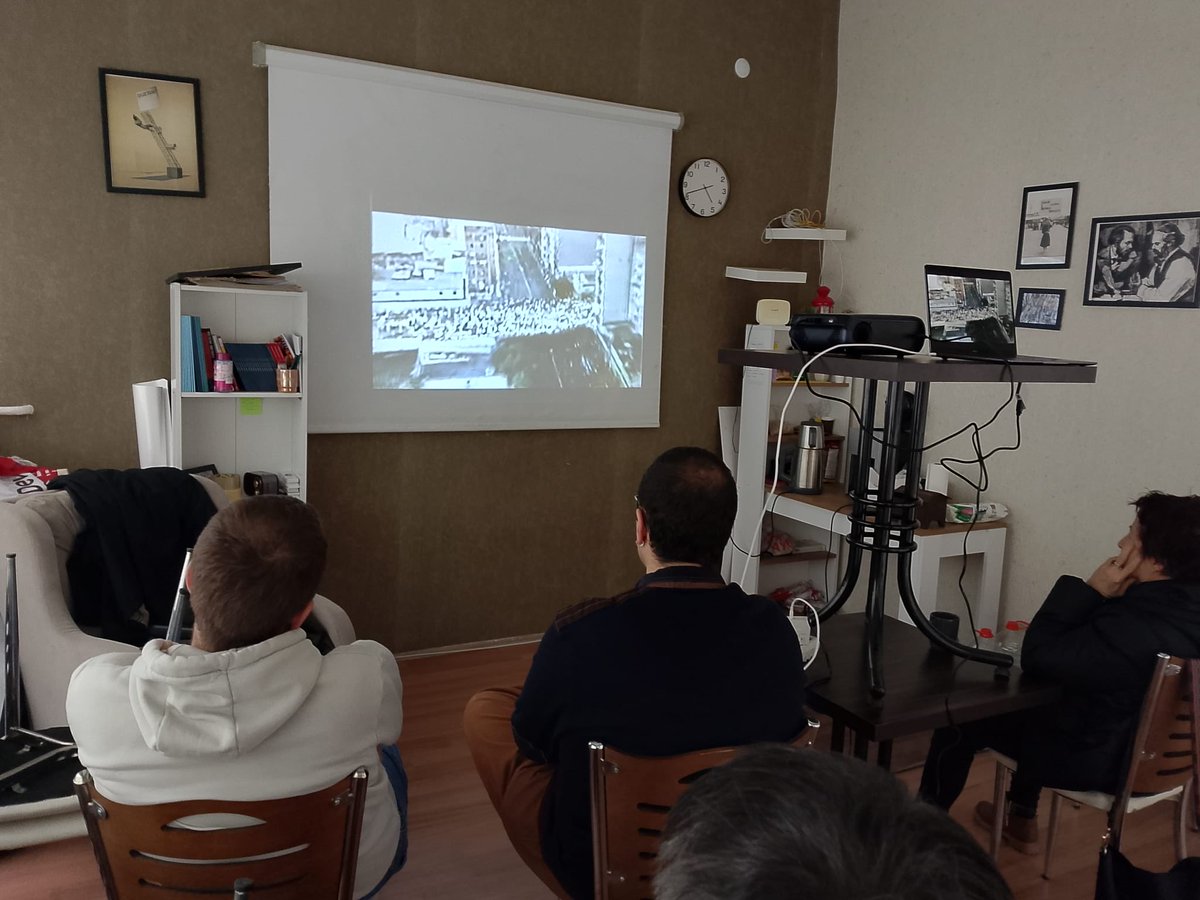 Devrim Partisi Ayrancı Dayanışma Evi’nde “Revolution Will Not Be Televised/Devrim Televizyonlardan Yayınlanmayacak” belgesel gösterimini gerçekleştirdik. 

Katılan herkese teşekkür ederiz.