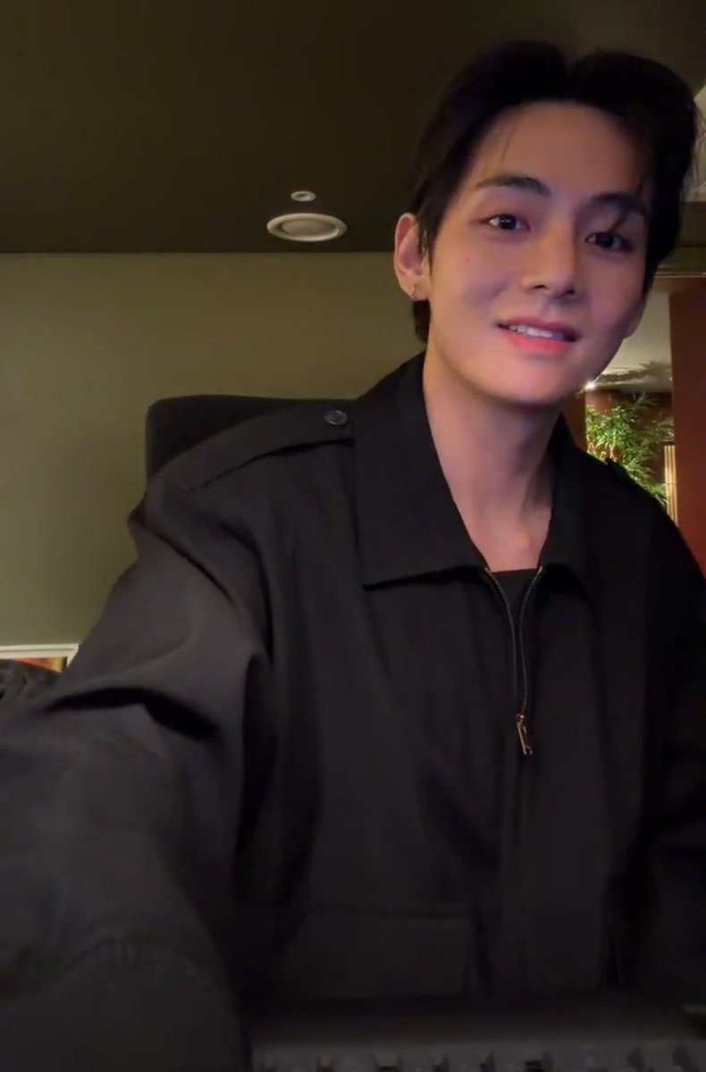 HOW CAN SOMEONE BE THIS PERFECT???😭😭