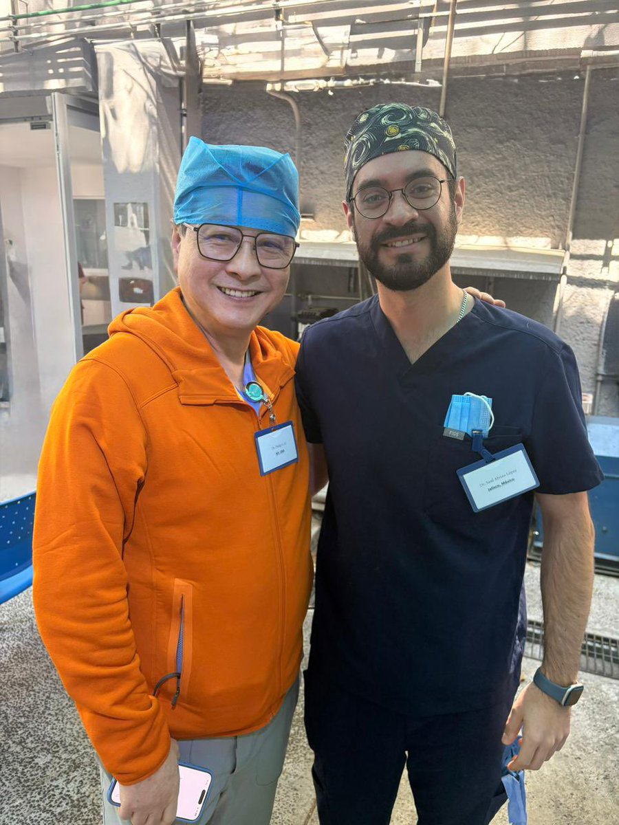 mimalavi's tweet photo. Gustavo Sc y Saúl Alvizo fueron nuestros fellows durante el periodo 2025-26 del curso de alta especialidad de andrología clínica y quirúrgica. 

Ellos, además fueron parte medular en el segundo curso de microcirugía en infertilidad y participaron activamente asesorando a los alumnos asistentes, ya que a estas alturas ellos tienen la experiencia suficiente en microcirugía. 

￼Durante su estancia de un año, tienen prácticas diarias, durante dos a tres meses continuos en el Microscopio, la tarjeta de práctica y modelos inanimados y participan en cirugías reales con cada uno de los profesores. 

Gracias por su invaluable ayuda en el curso chicos. 

Por cierto… 

Hoy presentan su tesina  a las 12 horas. 

Hoy se gradúan. 

Mucha suerte chicos, sé que serán un par de andrólogos estrella, aquí andamos para apoyarlos en lo que se ofrezca…