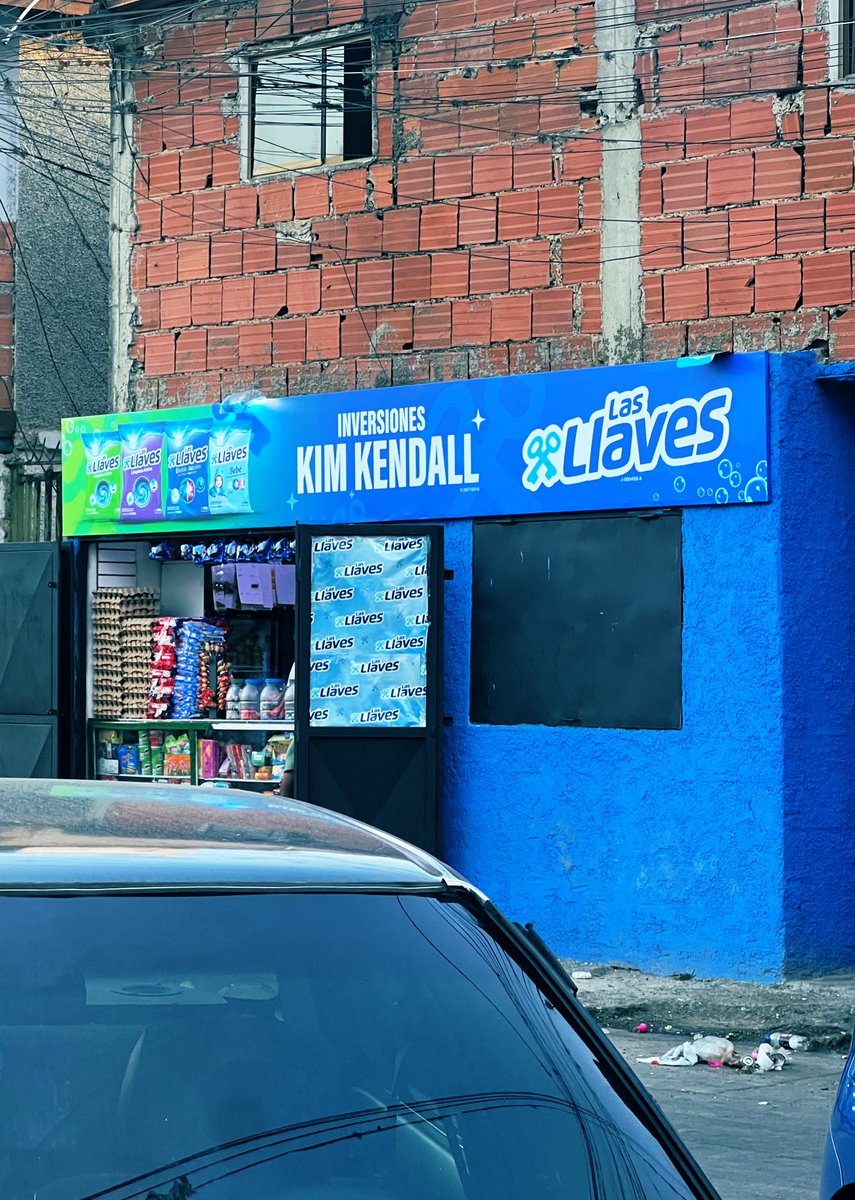 darkmanuel_'s tweet photo. Ya las inversiones gringas se empiezan a ver: por ejemplo esta bodega que montaron las Kardashians 🙏🏾 https://t.co/pt8TS0uYGw