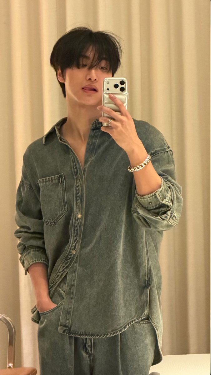 after more than 2 years, he's still wearing denim in singapore 😭