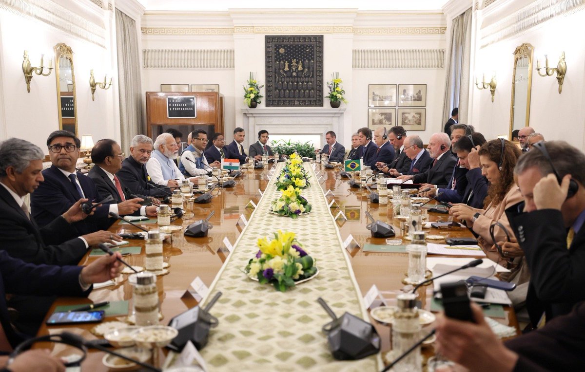 Nossas conversas se concentraram em maneiras de aprofundar a parceria comercial entre a Índia e o Brasil. Estamos comprometidos em levar o comércio bilateral muito além de US$ 20 bilhões nos próximos cinco anos. Nossos países também trabalharão em estreita colaboração em áreas