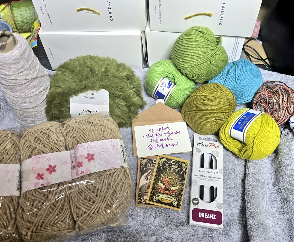 콜렉티브 루프 얀스왑 파티 다녀왔어요!!!!
안 쓰는 실 왕창 가져갔는데 많이 팔린?거같아서 뿌듯했어요 비우려고 갔는데 또 그만큼 얻어와서 등짝은 아프지만 행복해요 엄마 미안! ㅋㅋ 나온 음식들이랑 육전 다 너무 맛있었고 실경매랑 나눔, 뜨개, 대화 모두 즐거웠습니다! 다음에 또 만나요~