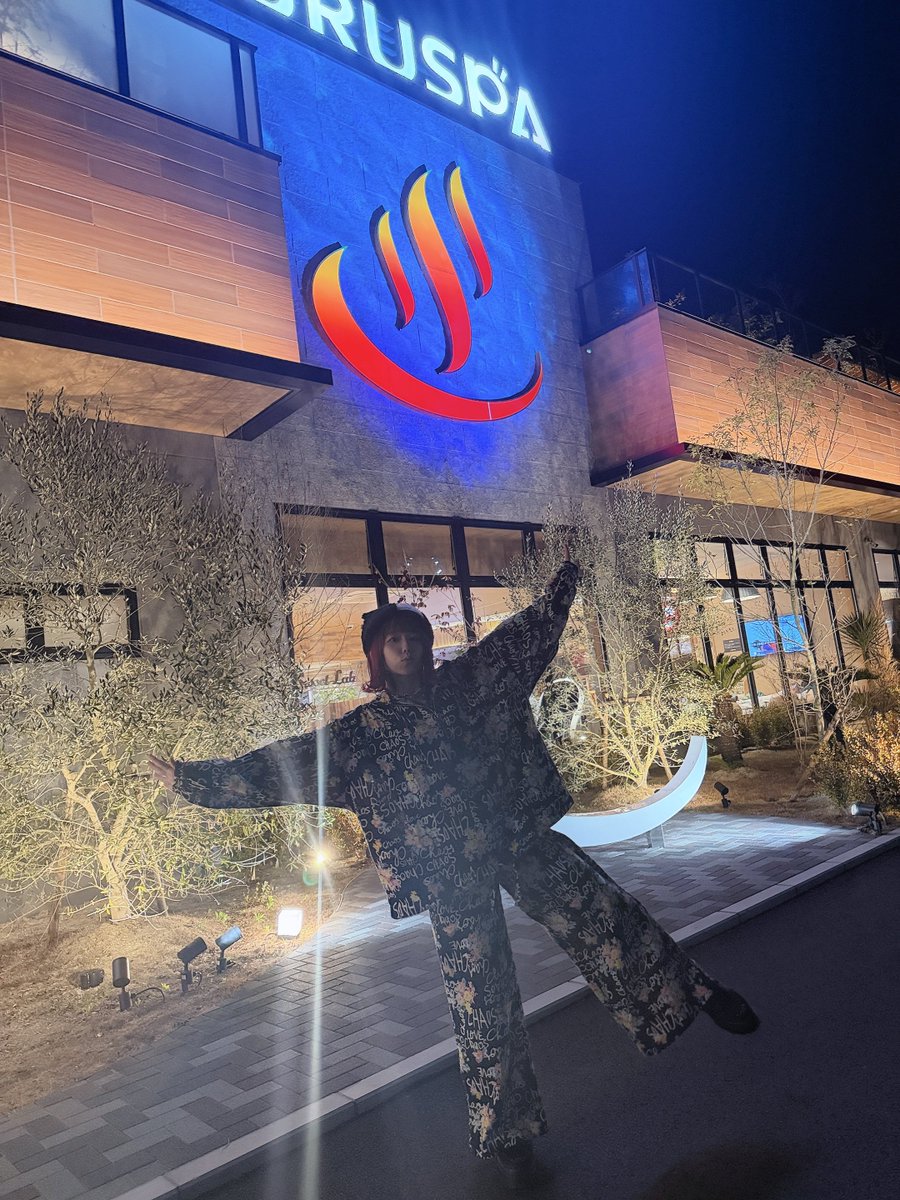 三重にinして
松坂温泉GURUSPAに滑り込み〜ぃ🏃‍♂️
.
えっめっちゃ良過ぎた♨️
サウナは二重扉でサウナ出ても
すぐひんやりしないし、何よりも
びっくりしたのは塩サウナの塩が
ふっんわりしててこんな
塩サウナ入ったことなくて
なんだかそこでととのっちゃったw
.
外気浴も色んな種類の