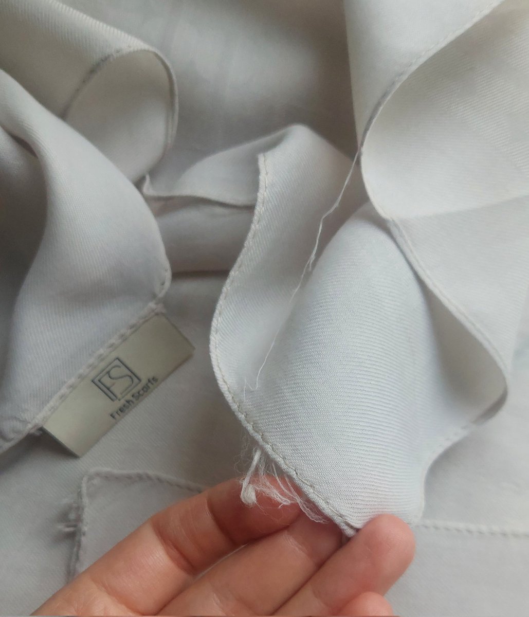 berimingo's tweet photo. Fresh Scarf özensizliği 👎🏻 müşteriye paketli gelen üründe ipleri temizlememişler bile @freshscarf https://t.co/c2rF9f9Ydm