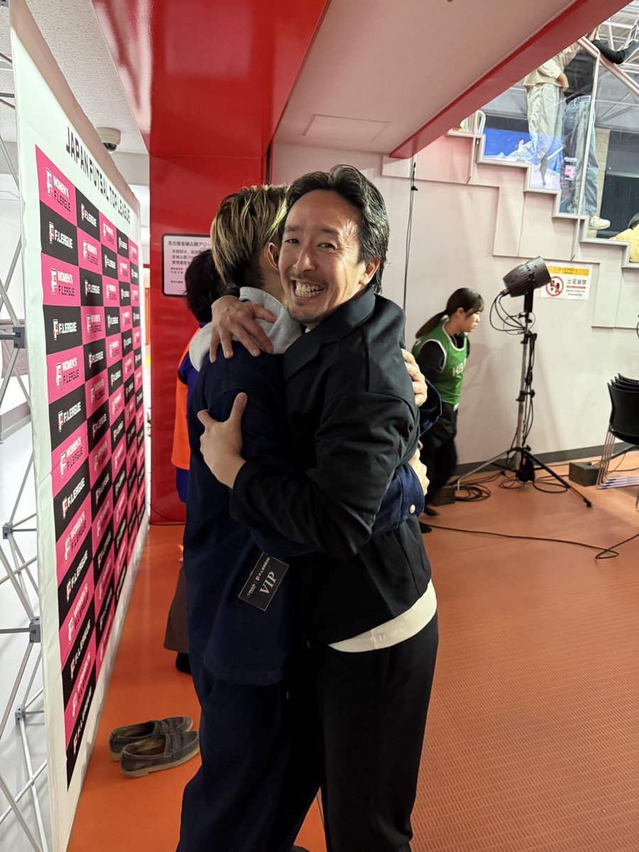 honhor's tweet photo. Fリーグの監督として
名古屋を率いて一年目で見事優勝🏆

その瞬間を見れました👏

ピース！なご縁を武器にこれからも頑張ってください⚽️👍 https://t.co/65zYdpZlWw