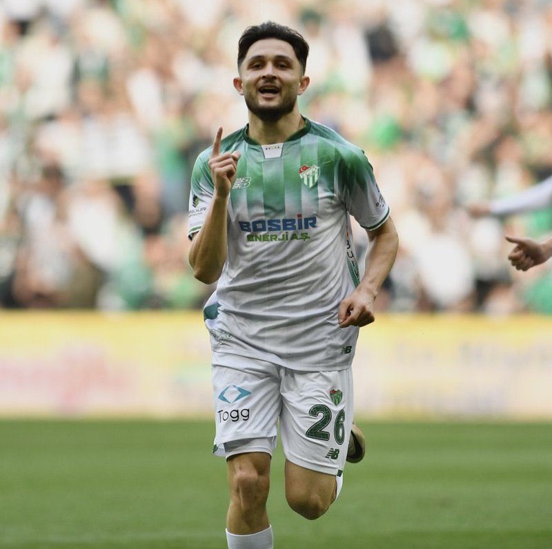 bizimfutbolia's tweet photo. Salih Kavrazlı son 2 maç 4 gol. Takımının aldığı galibiyetlerde en büyük paya sahip son 2 haftada. Ben Süper Lige veya 1.ligin iddialı takımlarına gider diye düşünürken Bursaspor onu kadrosuna kattı. Çok yetenekli oyuncu. https://t.co/mWiUsa68RX