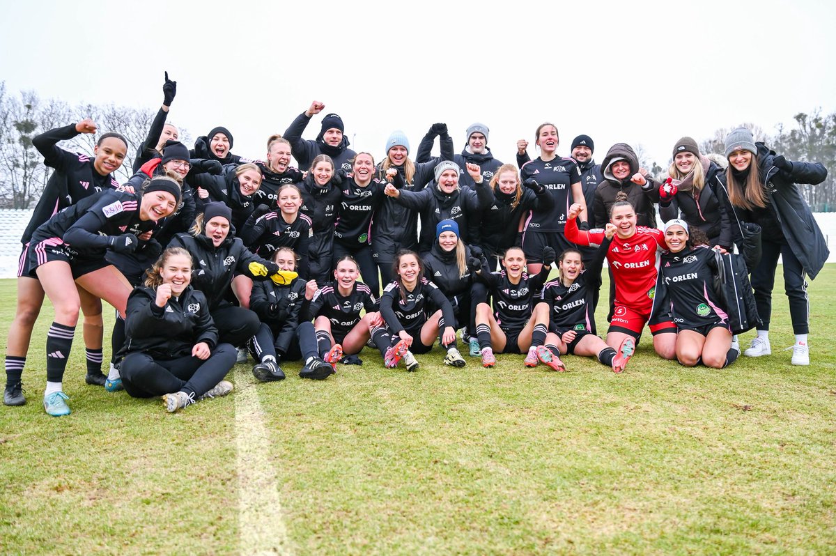 AP 2010 ORLEN Gdańsk, na inaugurację rundy wiosennej, zwycięża z liderem ORLEN Ekstraligi kobiet drużyną Czarnych Antras Sosnowiec 1:0.