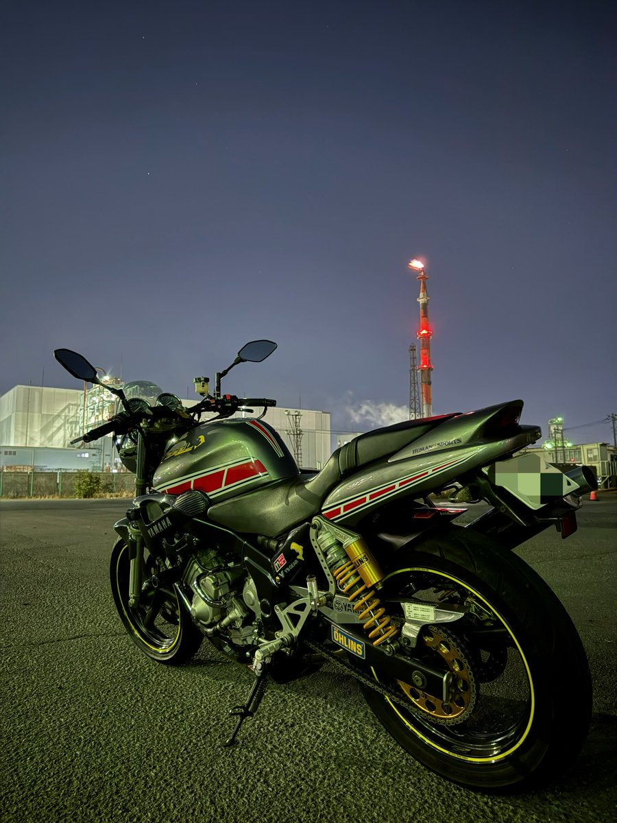 Chagesuke46's tweet photo. 久しぶりに夜のお散歩に！
謂わゆる「工場夜景」ってやつだね！
他にも撮ってる人 居たけど本格的な機材⁉︎を持って来てて少しビックリ！

#FZX250 
#Zeal https://t.co/niI4Pxez9X