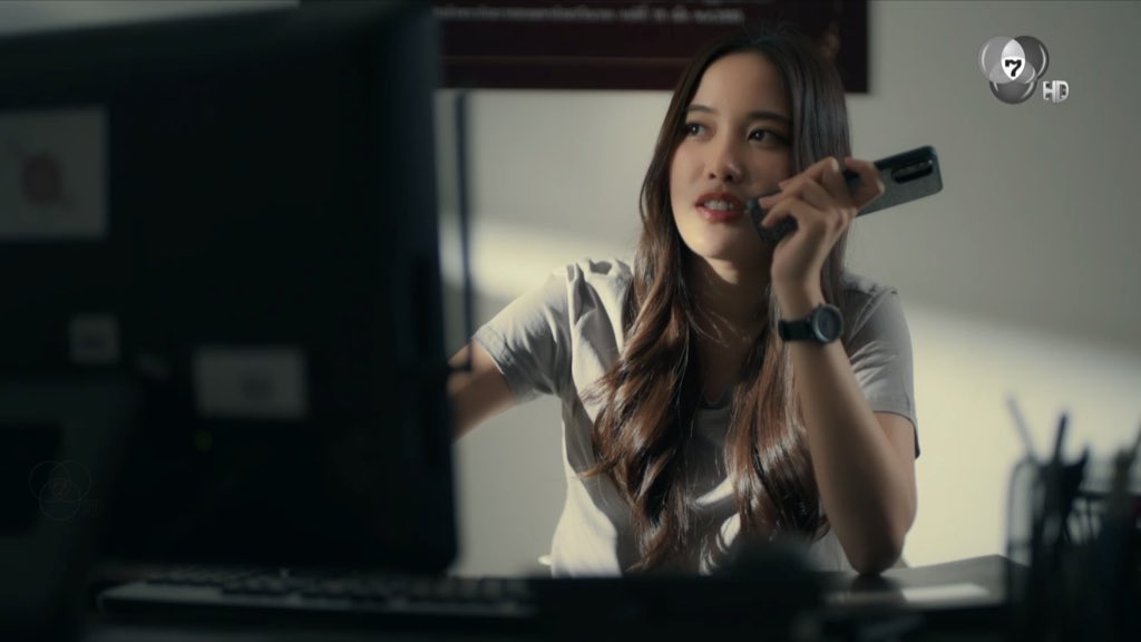 วันนี้มันทำงานแล้วแต่เป็นสแกมเมอร์ หาเงินซ่อมแฟลตตำรวจ บานเกล็ดแตกประตูปลวกกิน ท่อน้ำแตก หลอดไฟระเบิด