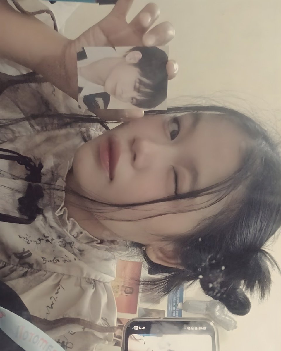 KangTaehyunq's tweet photo. 𝝑𝑒 soft romcom days 𝜗ৎ slow smiles &amp; curious eyes * wink wink *👀💐 warm hearts, cozy feels ୨ৎ💓
#TAEHYUN #DIHATI #MOASD #MOASelcaDay @TXT_members 
(my last moasd byy....before sibuk semester akhir sprtinyh,,,😊🥺🤸🏻‍♀️😔🙏🏻) https://t.co/yyE5rukbEZ