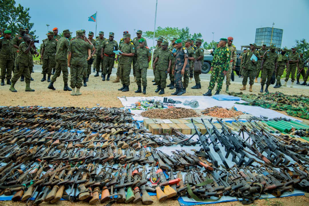 ChristinaMalkia's tweet image. 🇨🇩 | #Ituri Bilan de deux semaines des opérations contre la rébellion de Thomas Lubanga à Djugu et contre les #ADF dans les territoires d’Irumu et de Mambasa : Au moins 49 miliciens de la CRP ont été capturés, une centaine d’éléments se sont rendus et plus de 500 armes ainsi que
