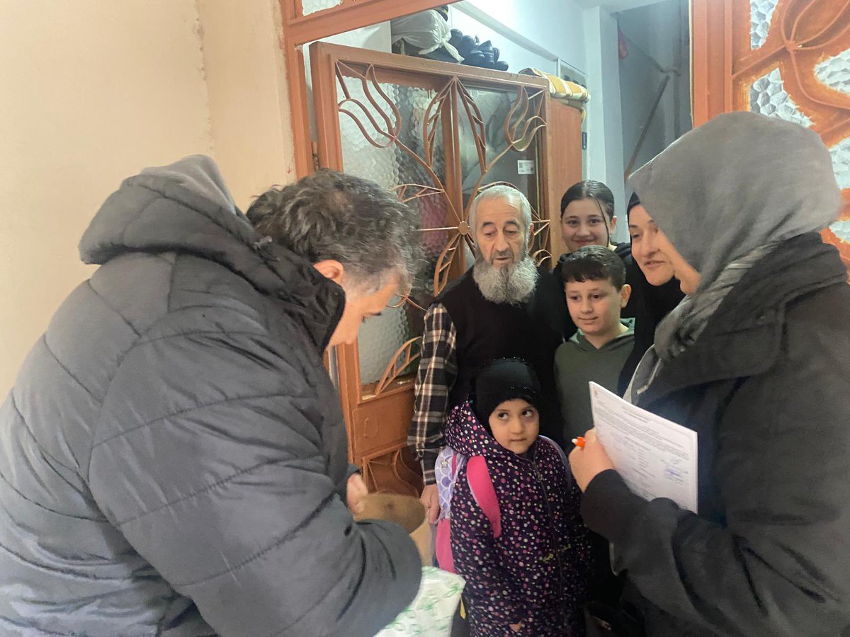 Gönül Köprüleri Kurmaya Devam Ediyoruz! 🌙

​Ramazan’ın bereketini ve huzurunu komşularımızla paylaşıyoruz. Çobançeşme Mahallesi Teşkilatımız, bugün hem AK Stand çalışmamızla hem de hane ziyaretlerimizle sahadaydı.
​Kapısını çaldığımız her evde bizleri güler yüzle ağırlayan,