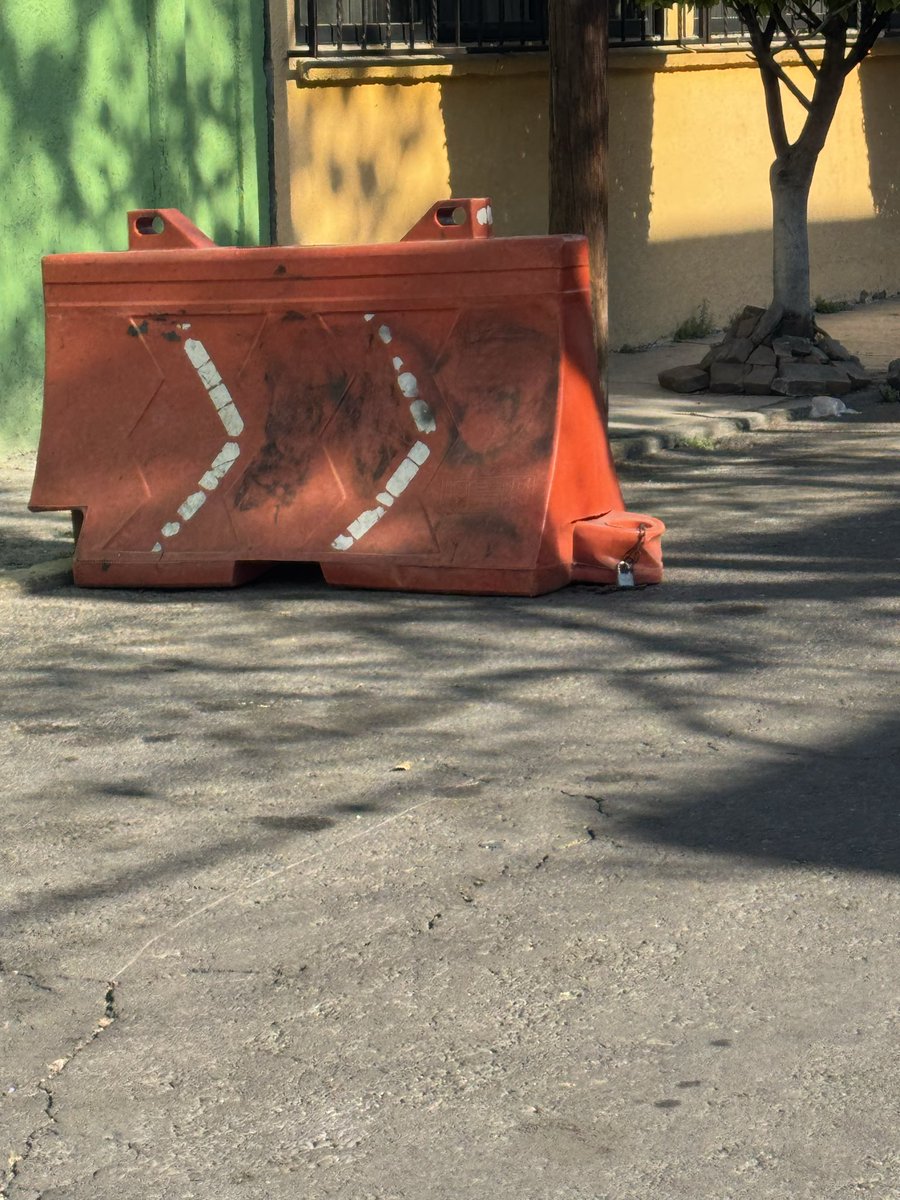 HERNANDOJP's tweet photo. @Alc_Iztapalapa  en 2 da cerrada de calle 8 granjas san Antonio lleno de objetos para apartar lugares hasta con candados https://t.co/uBfsShRHtu