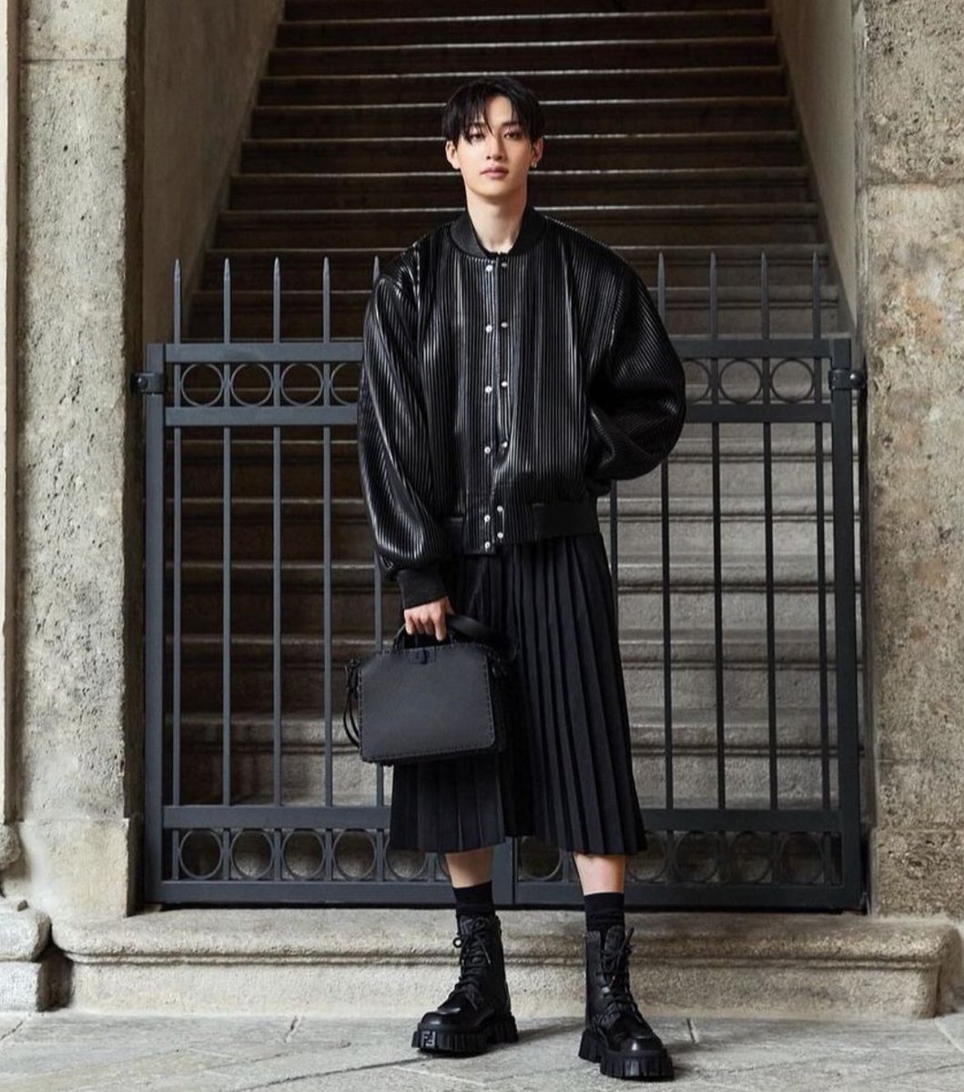 gnabnahche_luvs's tweet image. PLEASE put chan in a skirt again im begging