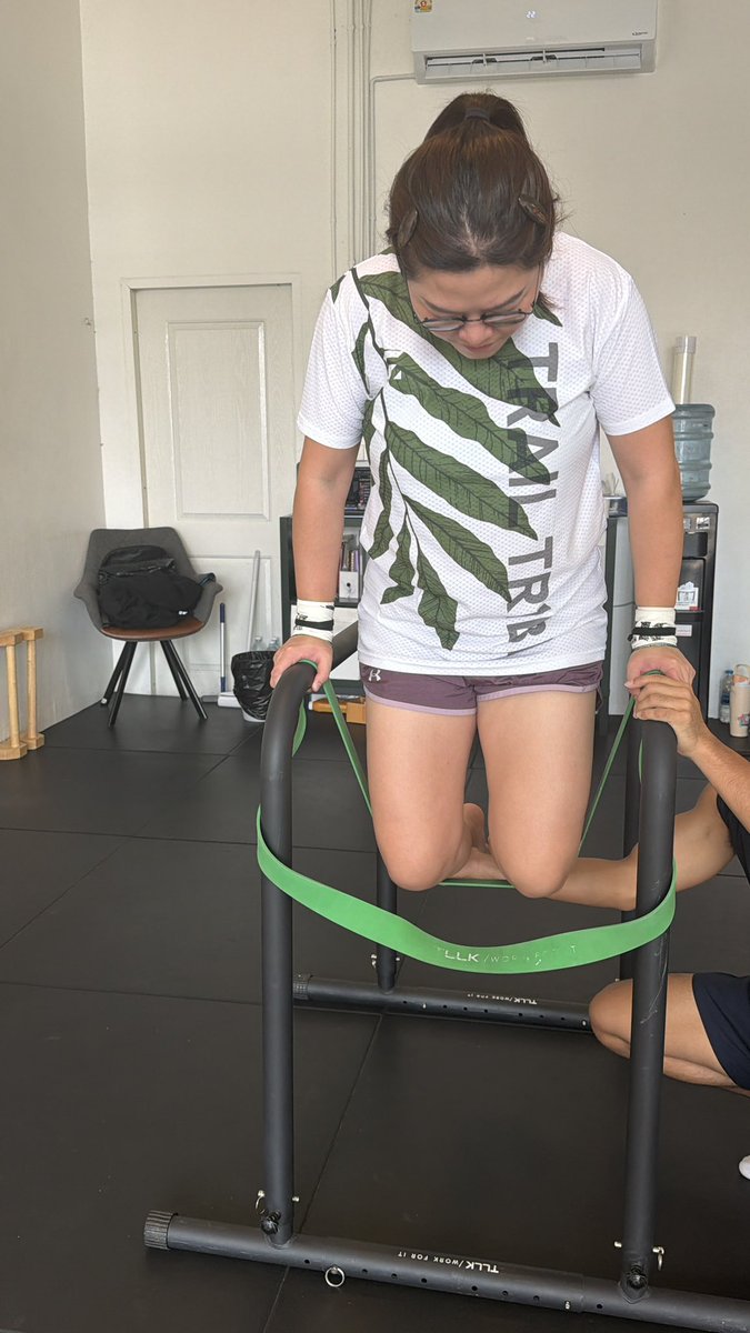 คนอื่นอาจยืนด้วยลำแข้ง แต่ชีวิตเรามันต้องยืนด้วยลำแขน!