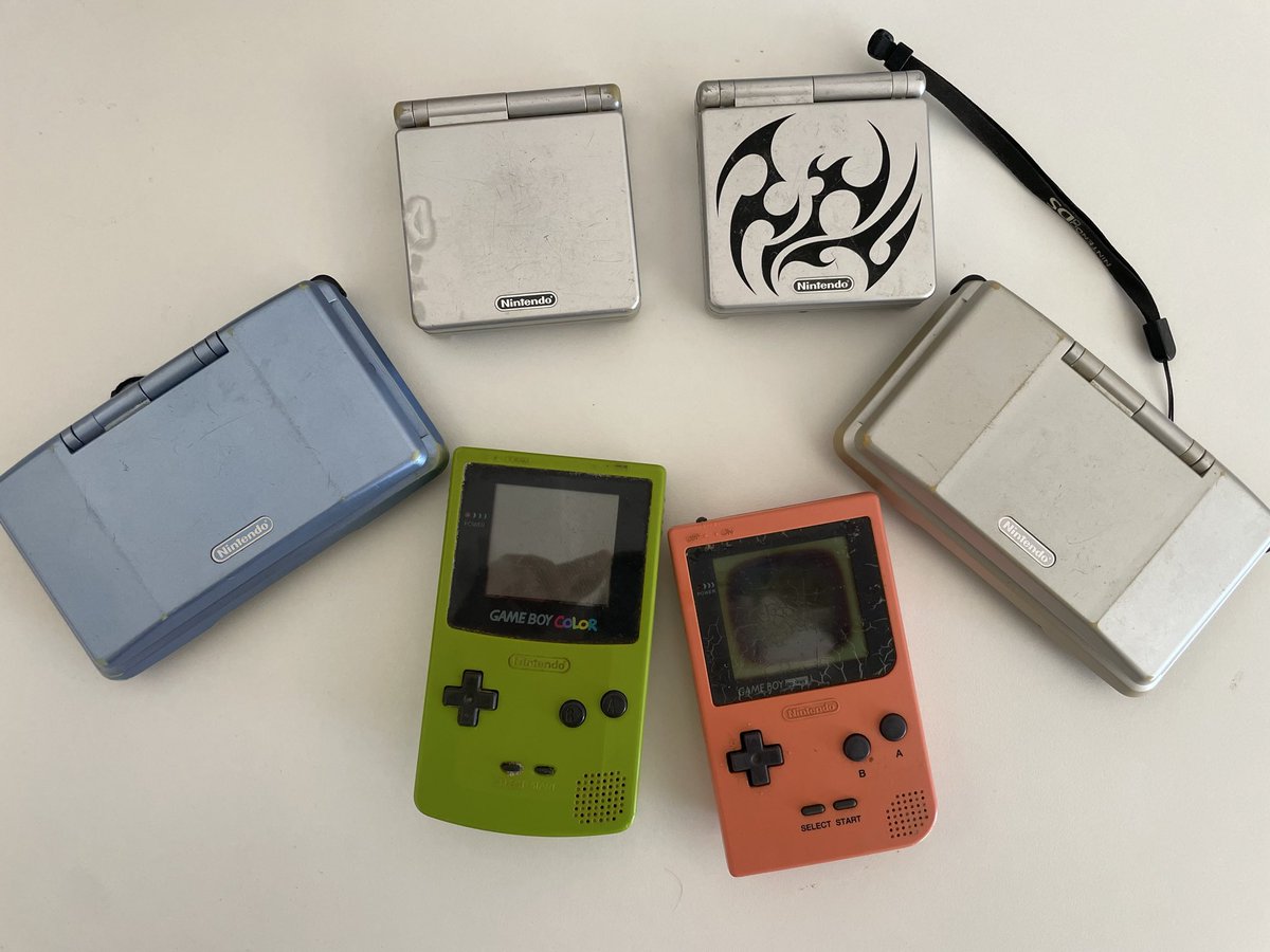 RetroTrastero's tweet photo. Estas me dieron media infancia.
Ahora me toca a mí devolverles el favor.

La Game Boy Pocket está pidiendo restauración…

¿Algún consejo? 👀🔧

#gameboy #nintendo https://t.co/nhm1es80ii