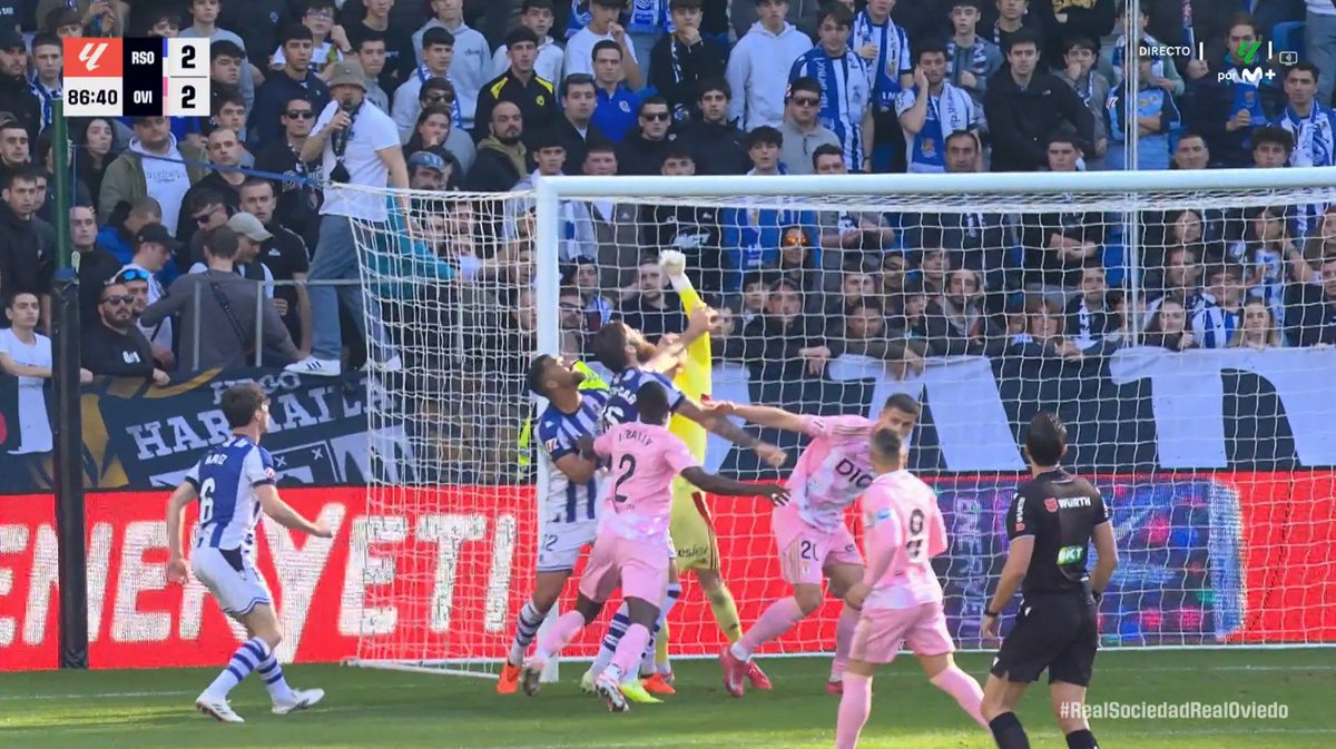 Es muy fácil pitar al Real Oviedo. Pasan de un equipo que está siendo maltratado en su vuelta a Primera.

Sí, una mala planificación propia, pero es una vergüenza los horarios y los arbitrajes que están recibiendo, como hoy.

PD: por no hablar de los 3 puntos del Rayo... Tremendo