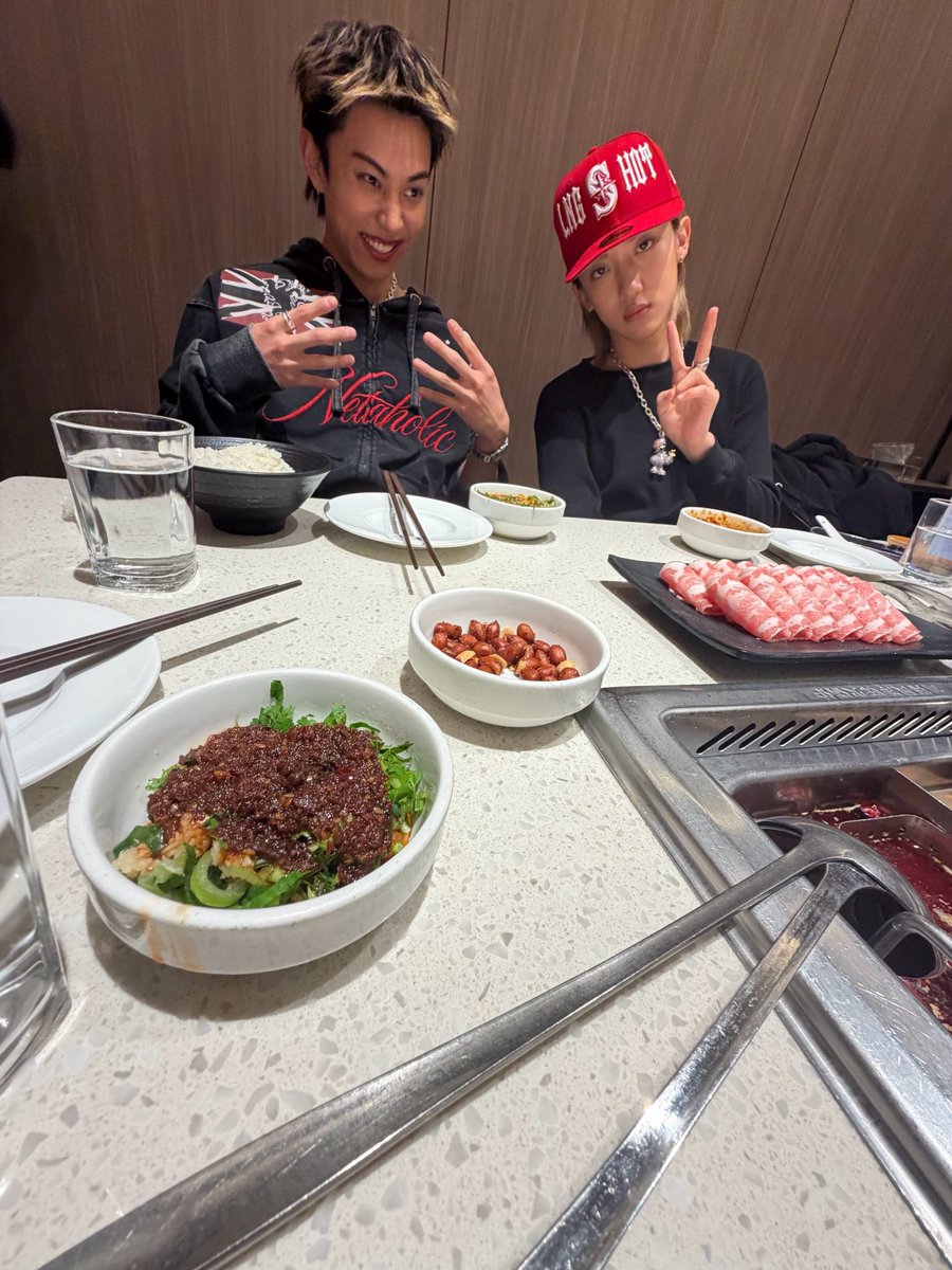 지금 마라탕ㅈㄴ좋아하는잼민이김률이는 훠궈 먹으러 하이디라오가서 개신낫는데 우리우진이는 그냥 또 음식을먹어야한다는사실에 번아웃온거같아