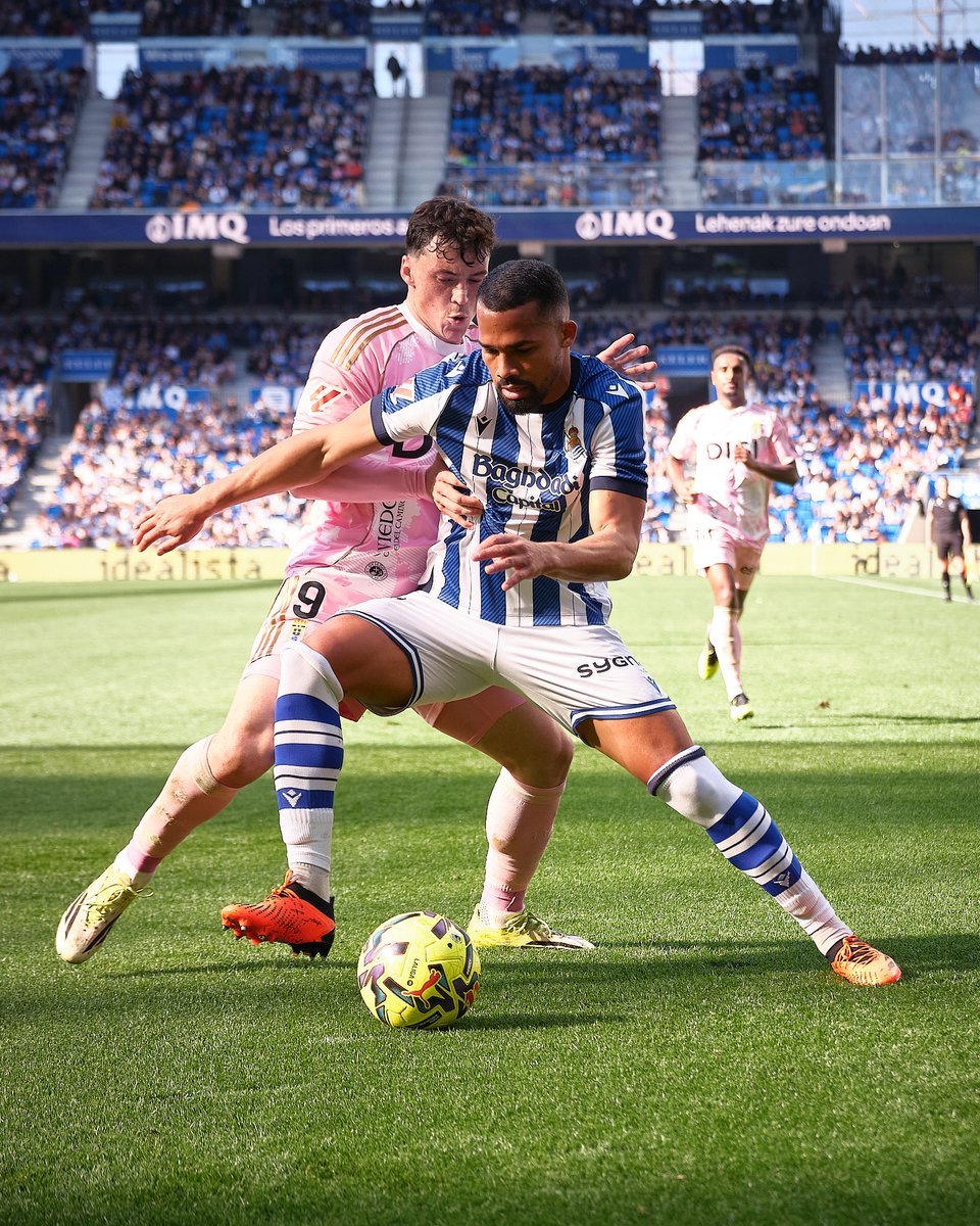 CentralDefensor's tweet photo. En un partido loco, la @RealSociedad igualó 3 a 3 contra el Oviedo. Jon Aramburu fue titular y jugó 57 minutos, mientras que Yangel Herrera disputó todo el segundo tiempo. Duro golpe para los donostiarras que pierden 2 puntos ante el colista ⚽️🇻🇪🔥 #FUTVE #Vinotinto #FVF #VenEx https://t.co/SYOwpUHXL1