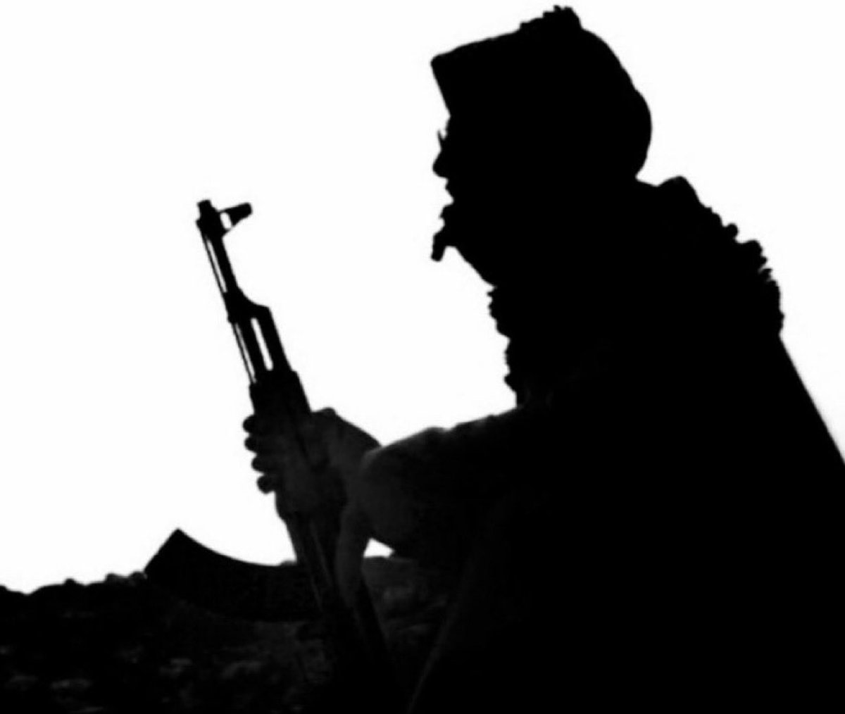 بعض المجالس تسبب لي حساسيه
لو إن معازيبها تحسن معاملتي

ورسميتي من بعد ما شفت حتميه
خايف مع الناس تنكبني مجاملتي

أنا وسيع الصدر مانيب نفسيه
بس الحيا والنقا والطيب مشكلتي

مجامل الخلق ماهو ذات أهميه
أهم ثنتين ماء وجهي ومرجلتي