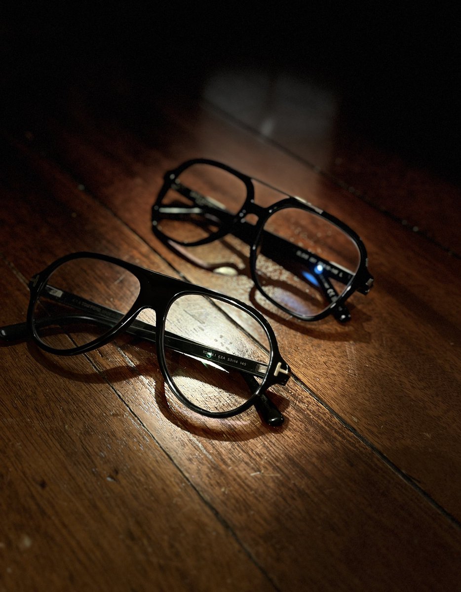 TOM FORD とYSL。

やはりアイウェアもデザイナー
本人が実際に掛けていたモデルの
モチーフが大切な要素ですね。