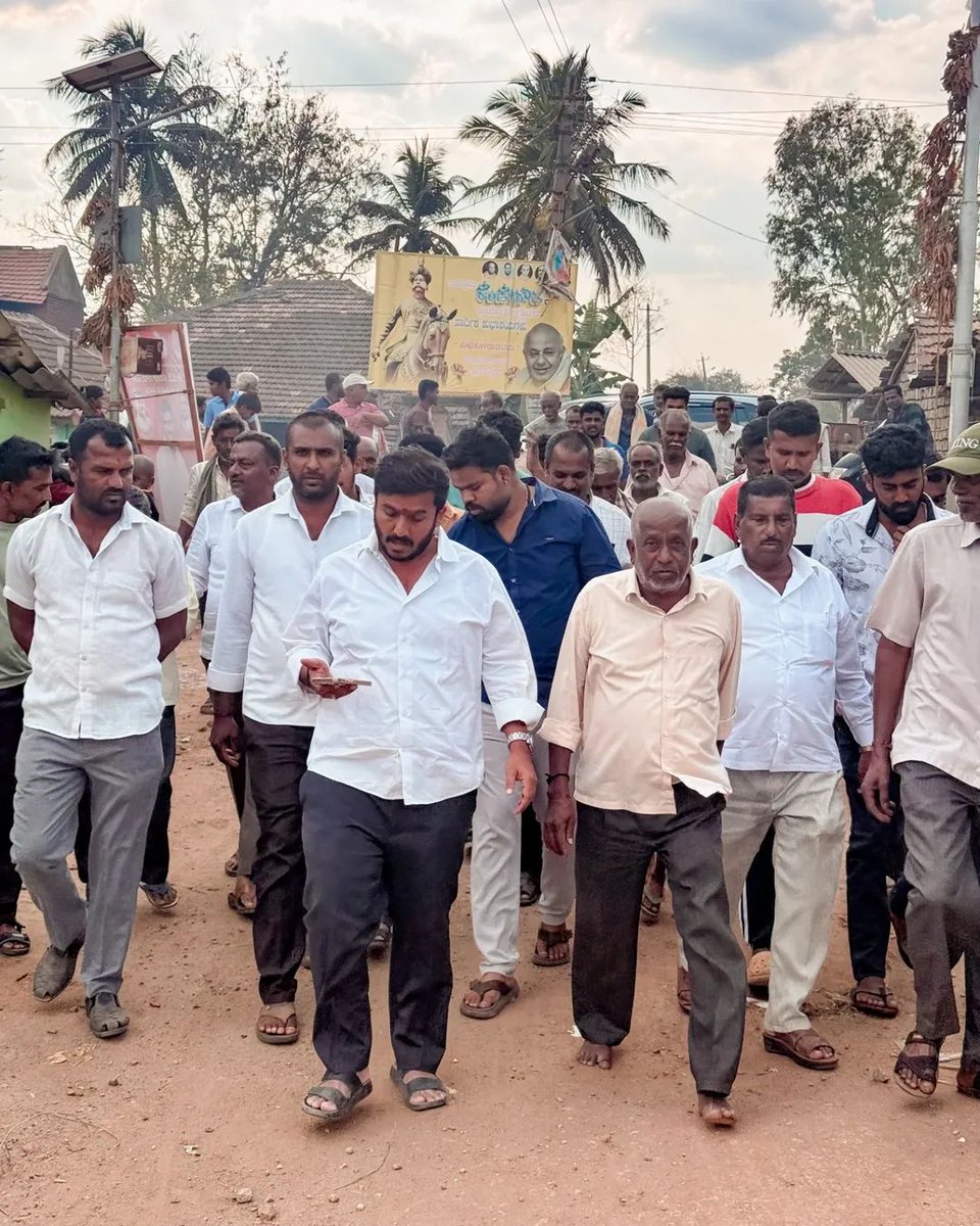 gdharishgowda's tweet photo. ಹುಣಸೂರು ತಾಲೂಕಿನ ಹುಣಸೇಗಾಲ ಗ್ರಾಮಕ್ಕೆ ಭೇಟಿ ನೀಡಿ ಗ್ರಾಮಸ್ಥರೊಂದಿಗೆ ಸಂವಹನ ನಡೆಸಿ ಅಲ್ಲಿನ ಕುಂದು ಕೊರತೆಗಳನ್ನು ಆಲಿಸಿದ ಸಂದರ್ಭ.
#gdharishgowda #jds #mysore #hunsur #forpeople https://t.co/ulUbIssKxc