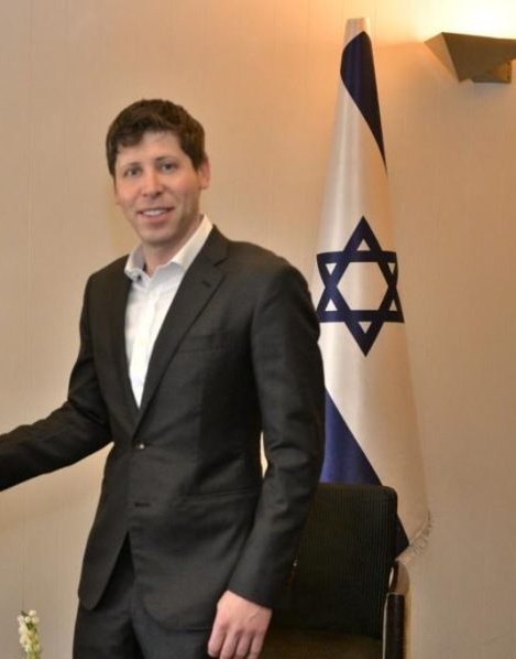 kiyashaber_06's tweet image. 🔴 İnandırıcı gelmiyor!

OpenAI CEO'su Sam Altman:

“Yapay zeka veri merkezleri artık su kullanmıyor.

İnternette 'ChatGPT kullanmayın, soru başına 64 litre su harcıyor' diyenlere inanmayın.”