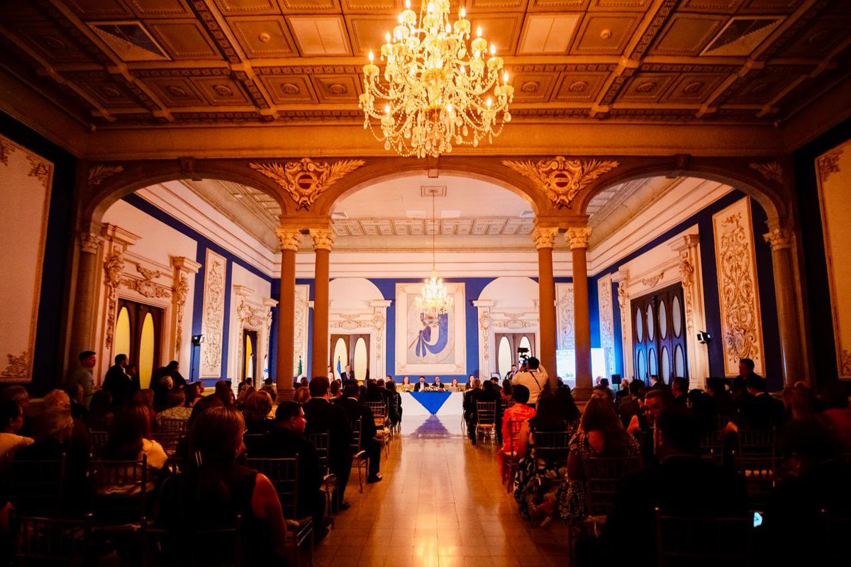 Agradezco al Club Rotario la invitación a participar en la Trigésima Cuarta Convención Nacional El Salvador, que conmemora tantos años de esfuerzos para el bienestar de los salvadoreños.

Me siento muy honrado por el reconocimiento que me entregaron y espero poder seguir