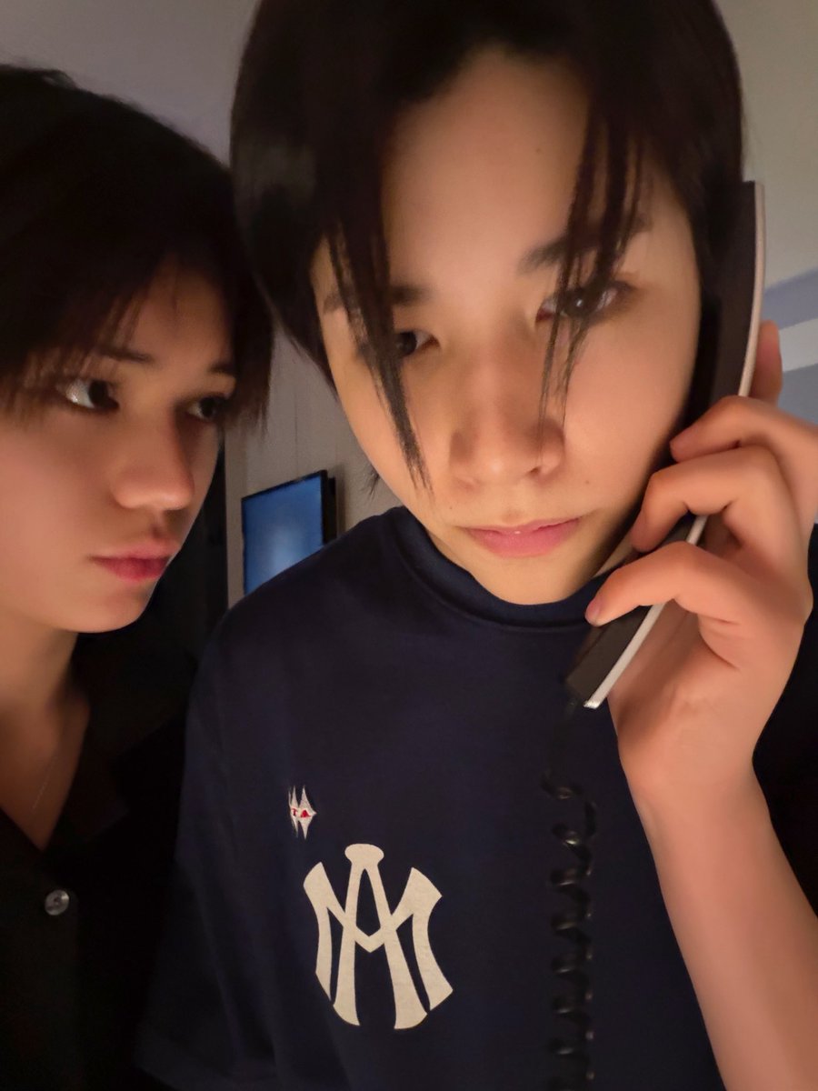 neverletnini's tweet image. ถึงห้องปุ๊ปคนอื่นทำไรไม่รู้แต่ลีดเดอร์กับมักเน่มันโทรหารูมเซอร์วิสจัดมื้อดึกเลยล่ะ 55555555 วัยกำลังโตอะเนอะ กินเยอะ ๆ คับอ้วม 🥺🤍