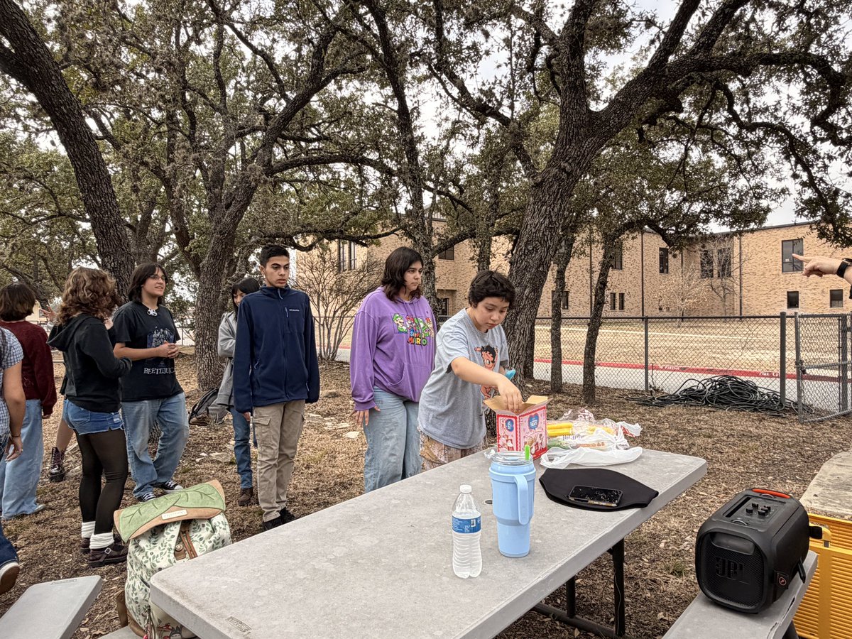 MrsSab_SS's tweet photo. Sophomores getting together and enjoying sometime outside with popsicles, music and games. #C/O28 https://t.co/NzabK4urPs